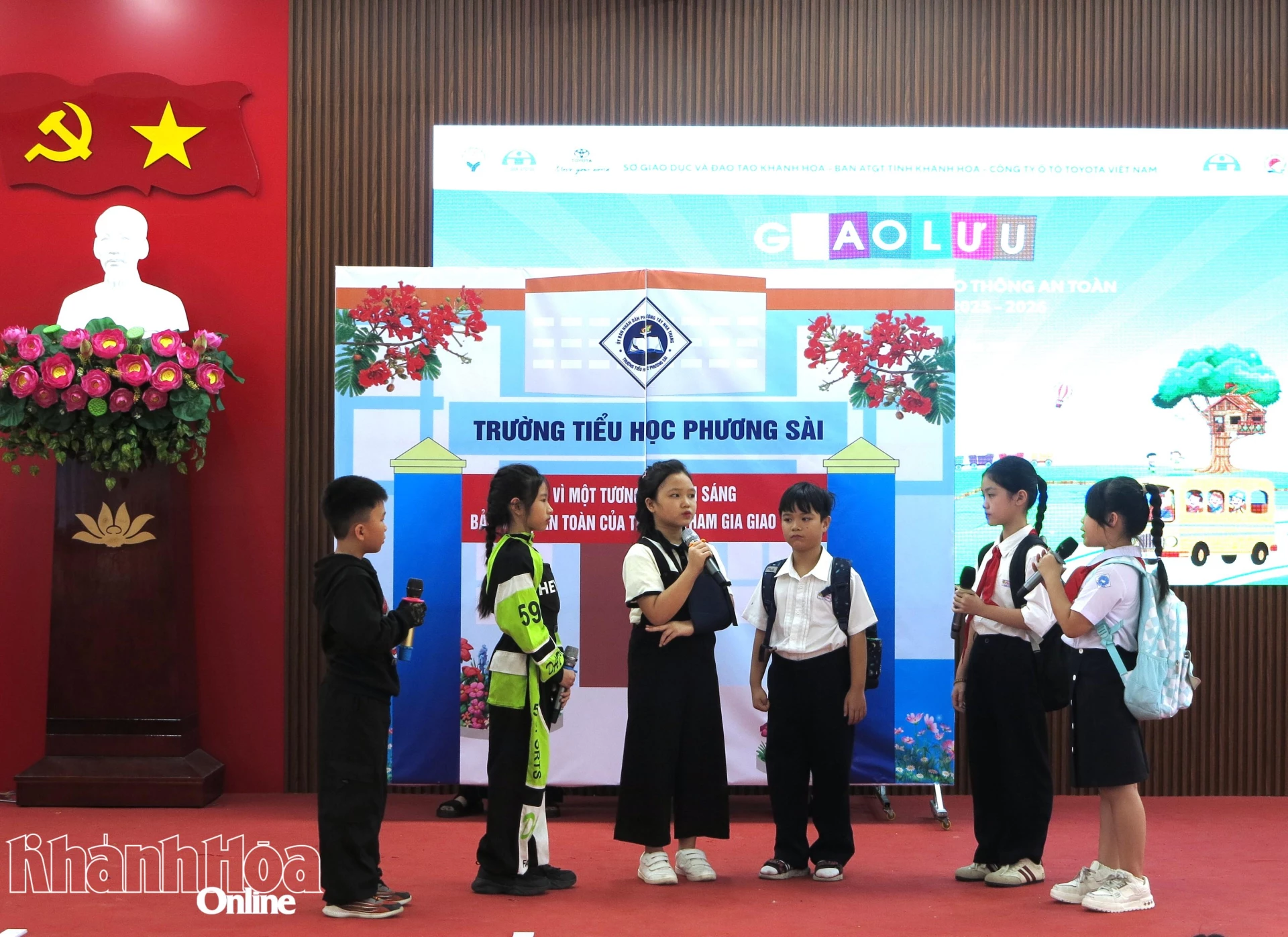 Đội thi phường Tây Nha Trang biểu diễn tiểu phẩm tuyên truyền về an toàn giao thông.