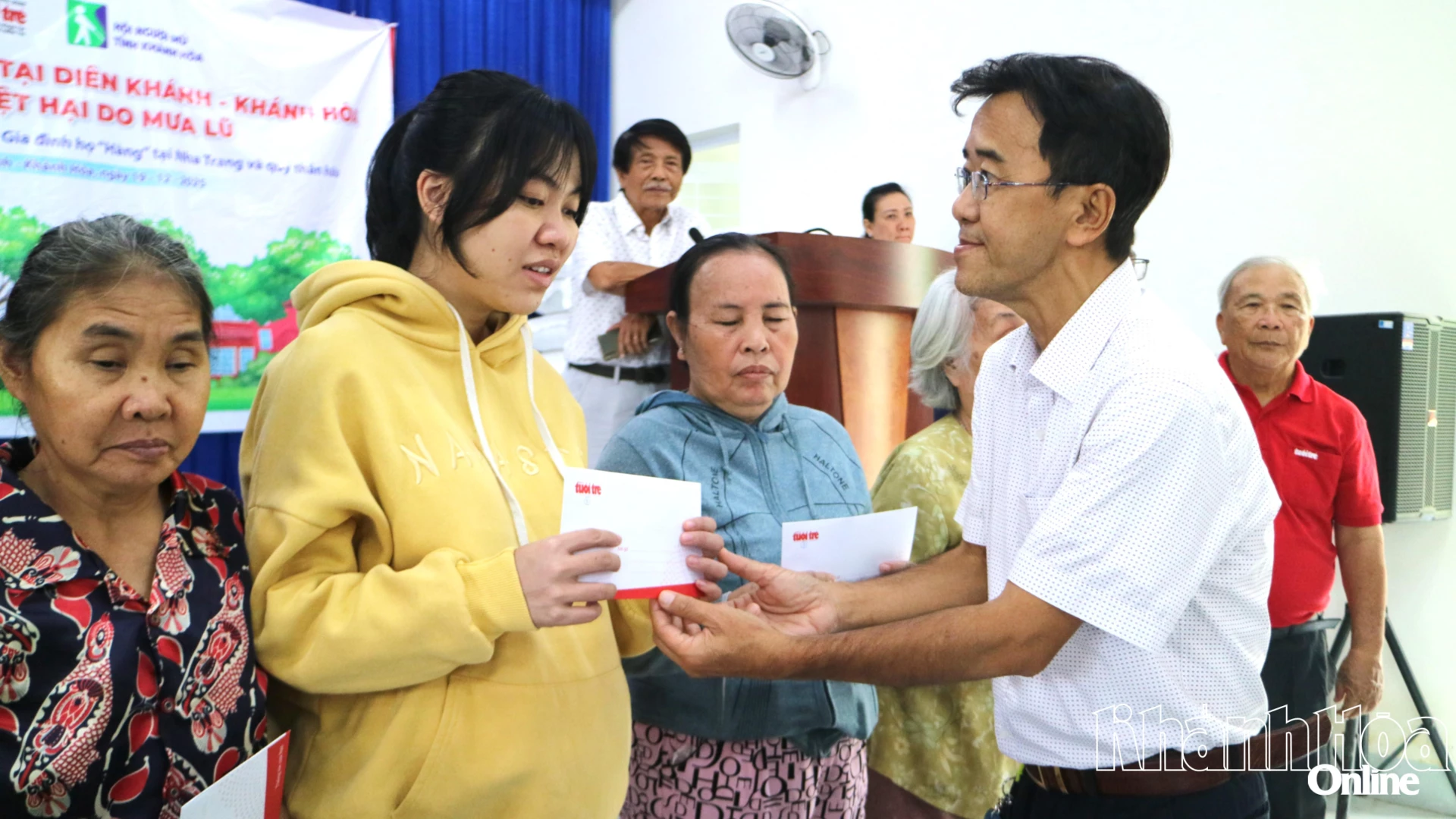 Đại diện Báo Tuổi Trẻ trao quà cho người dân xã Diên Lạc. 