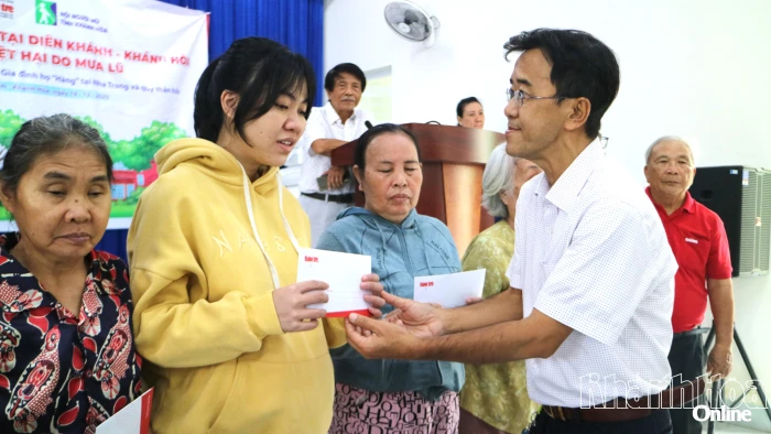 Tặng 52 suất quà cho người mù bị ảnh hưởng bởi mưa lũ