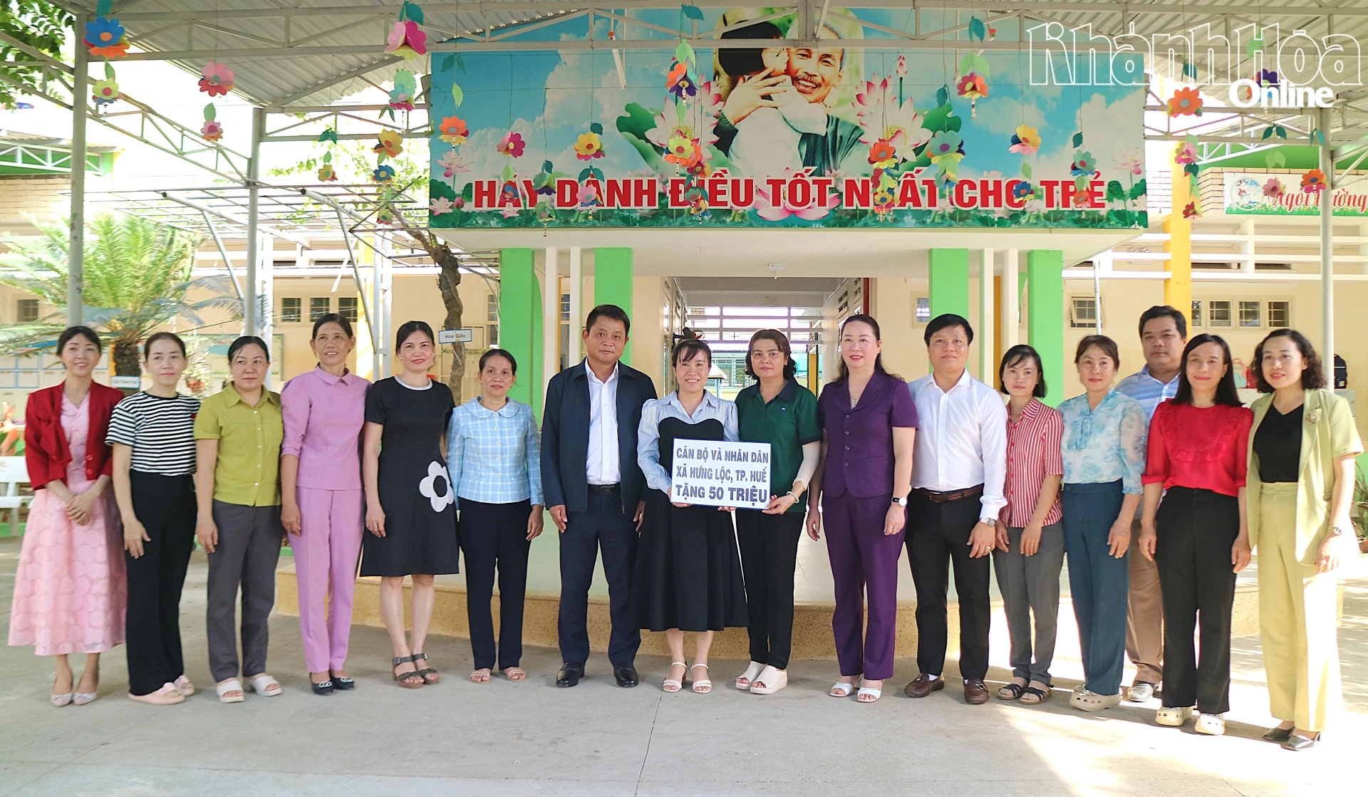 Đoàn công tác thăm, tặng quà Trường Mầm non Diên An, xã Diên Khánh.