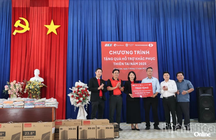 Báo và Phát thanh, Truyền hình Khánh Hòa, Techcombank và hệ sinh thái tặng 16 máy tính và 100 phần quà cho Trường Tiểu học Cam Hòa 1