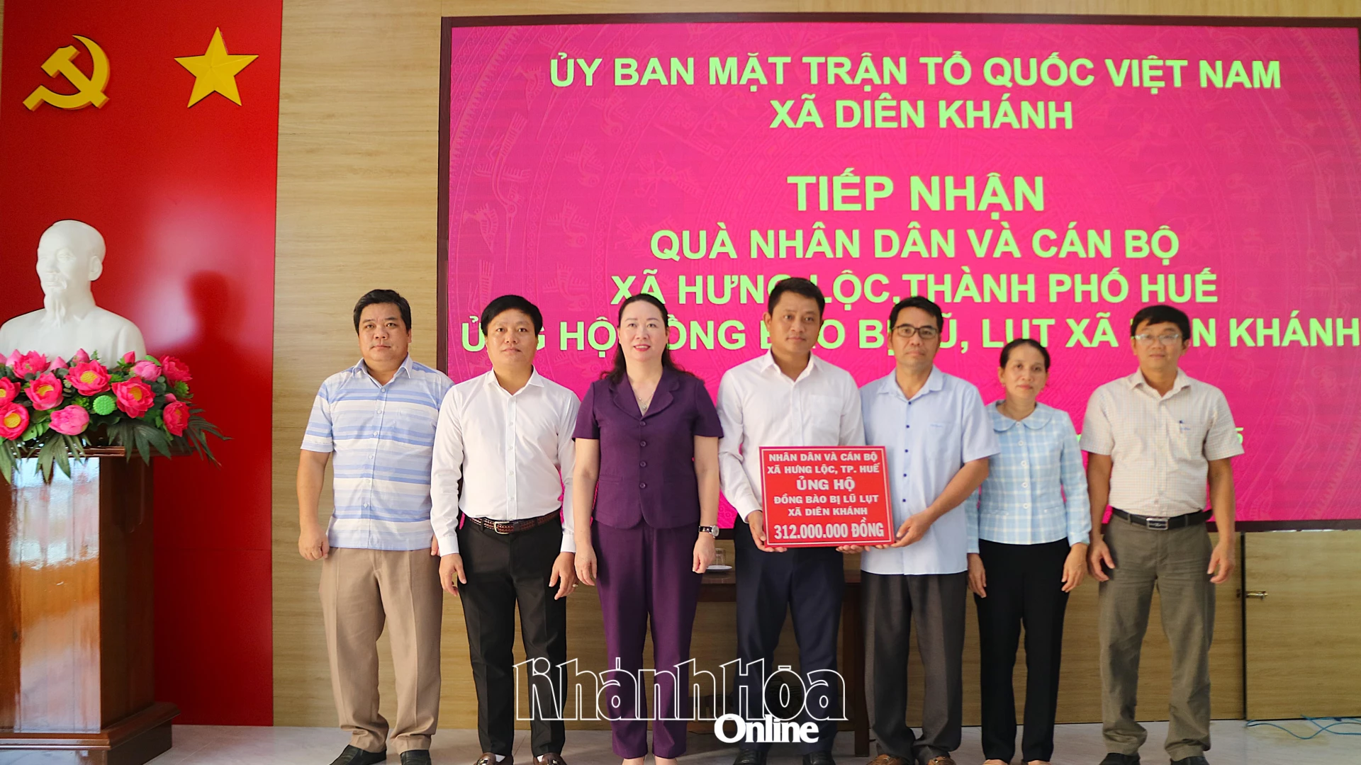 Đoàn công tác trao bảng tượng trưng kinh phí ủng hộ xã Diên Khánh khắc phục thiệt hại do mưa lũ.