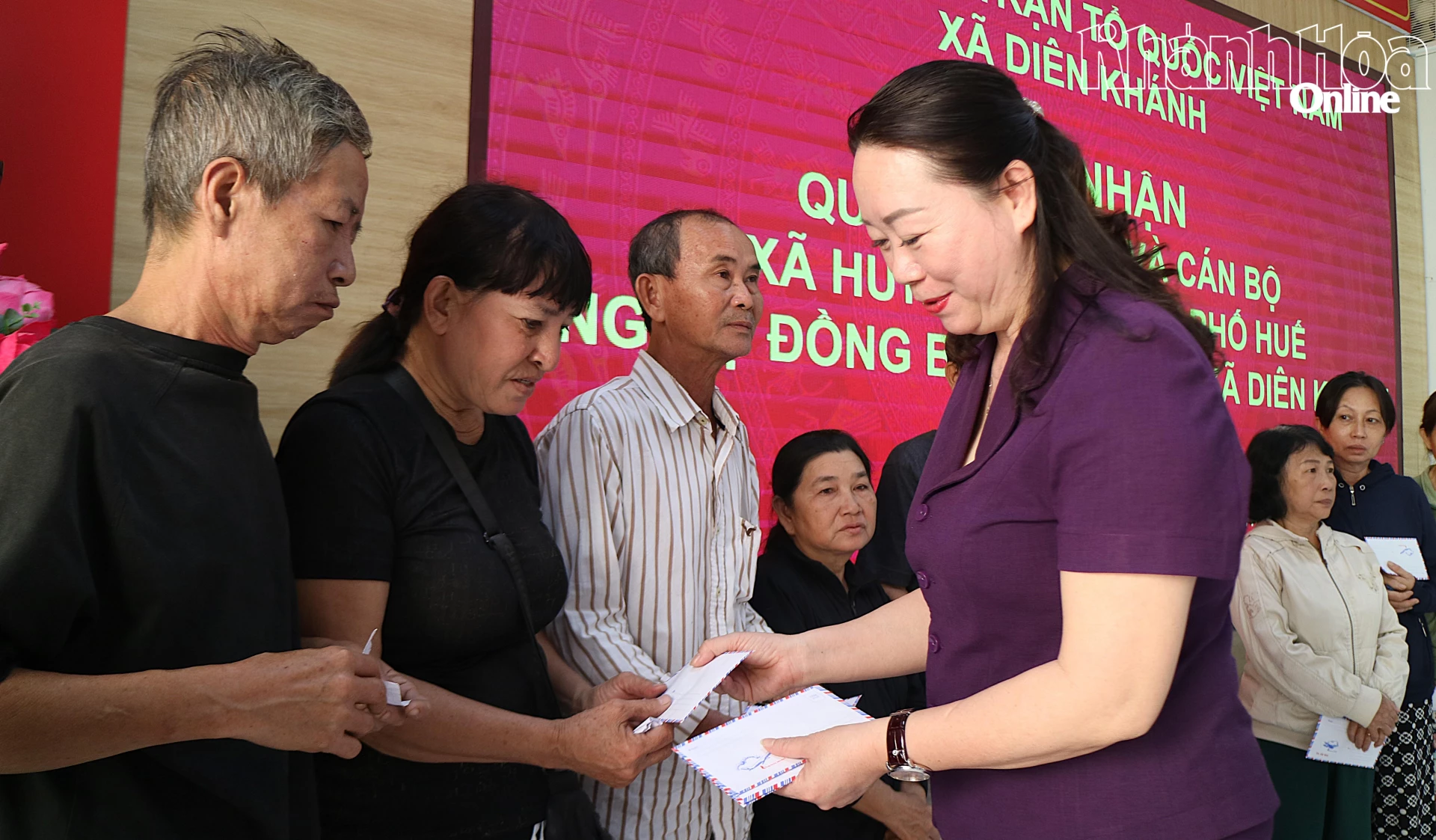 Đại diện Ủy ban MTTQ Việt Nam TP. Huế trao hỗ trợ cho người dân xã Diên Khánh. 