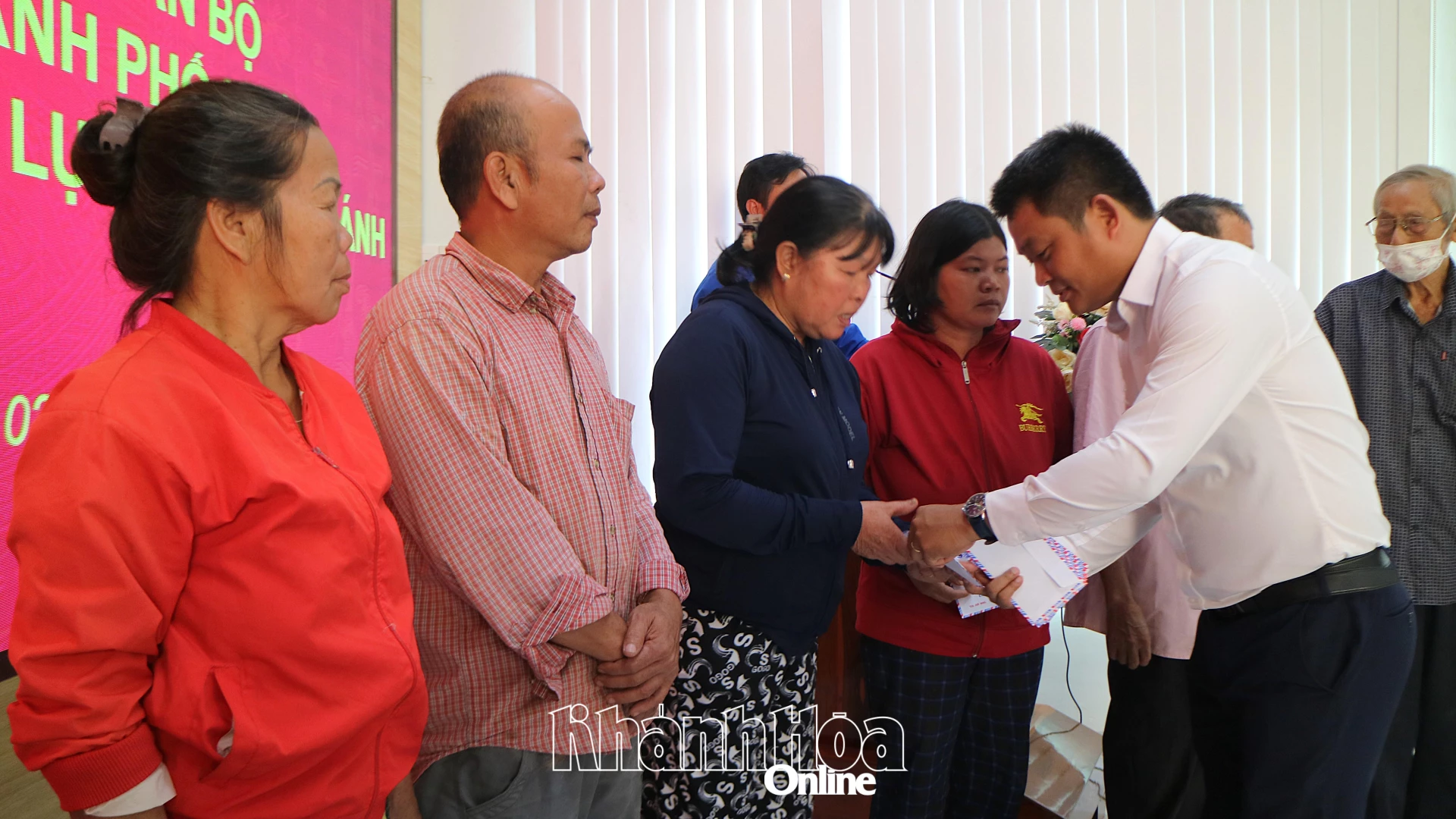 Trao quà hỗ trợ cho người dân bị ảnh hưởng bởi mưa lũ tại xã Diên Khánh. 