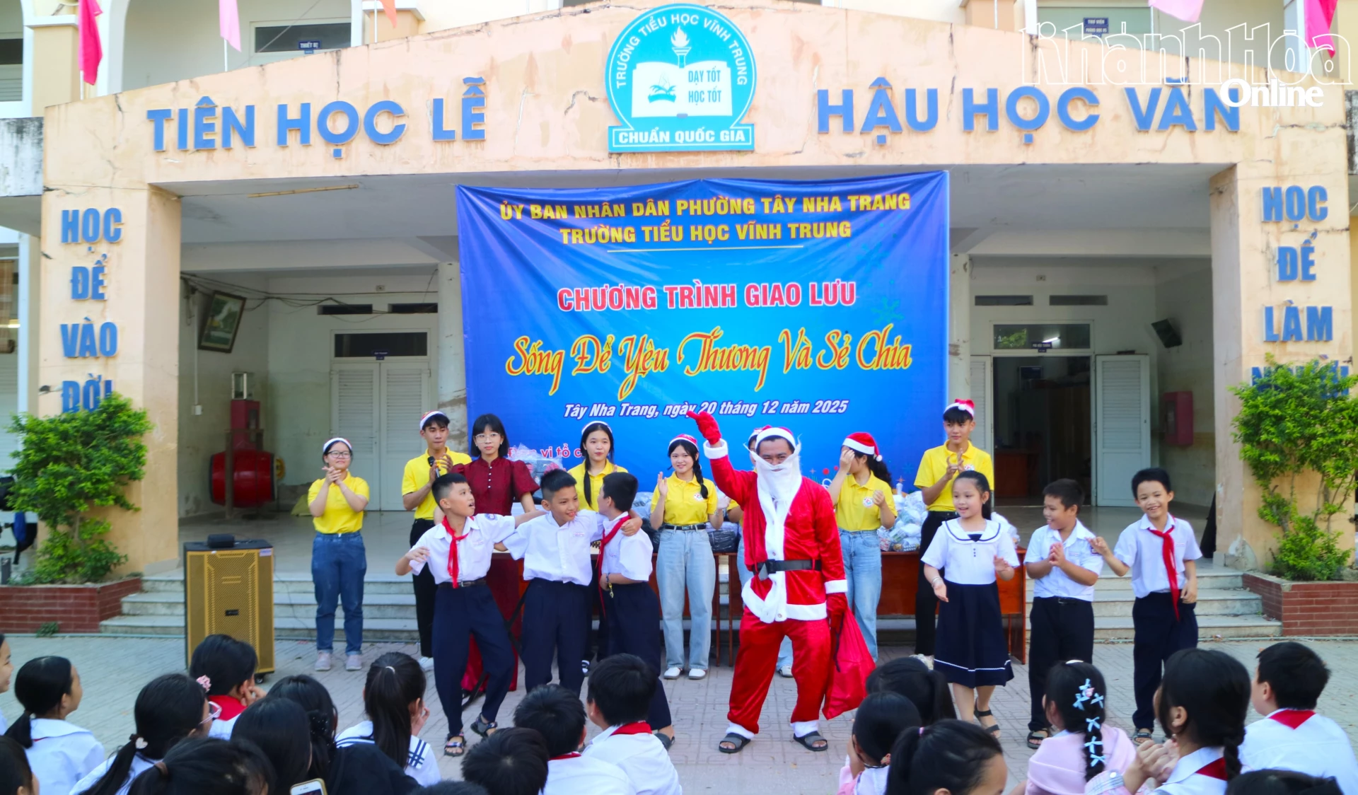 Các em học sinh giao lưu văn nghệ tại chương trình.