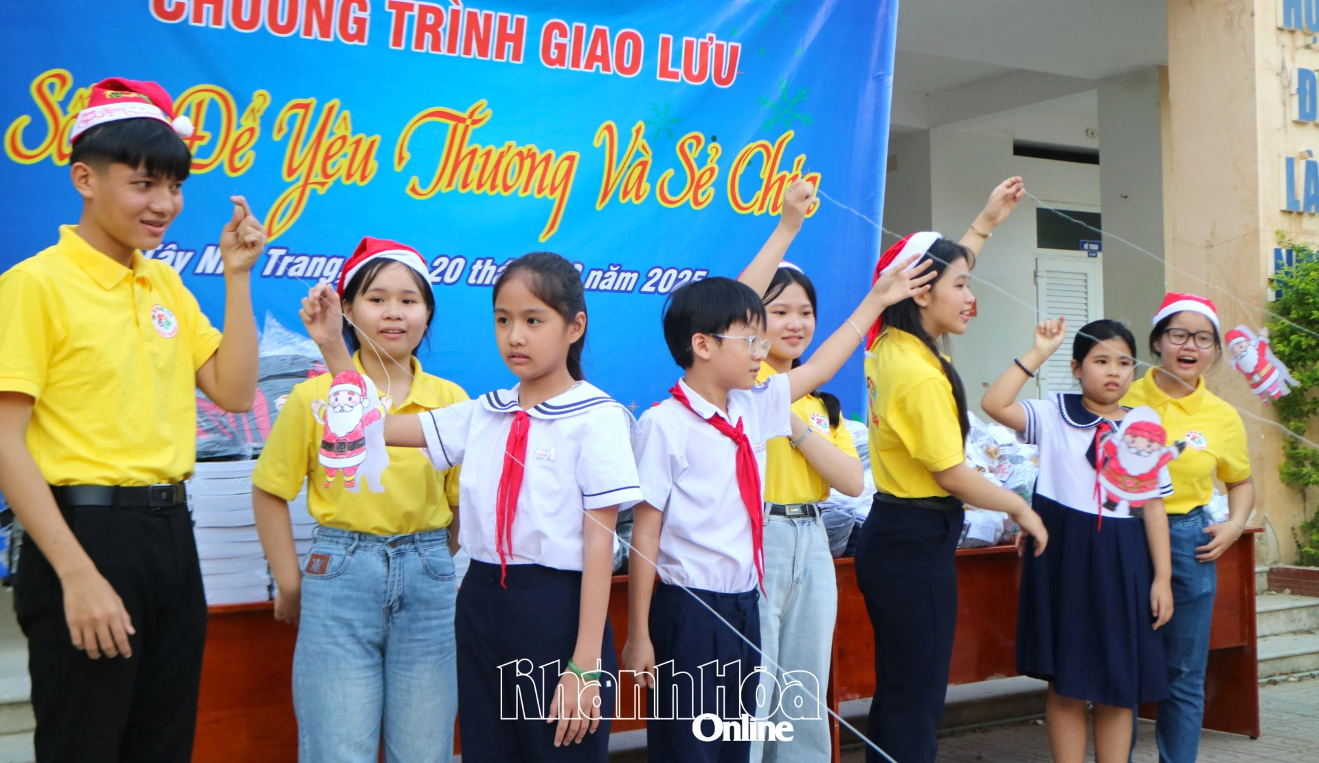 Học sinh tham gia khám phá khoa học với chủ đề “Ông già Noel từ đồ tái chế”. 