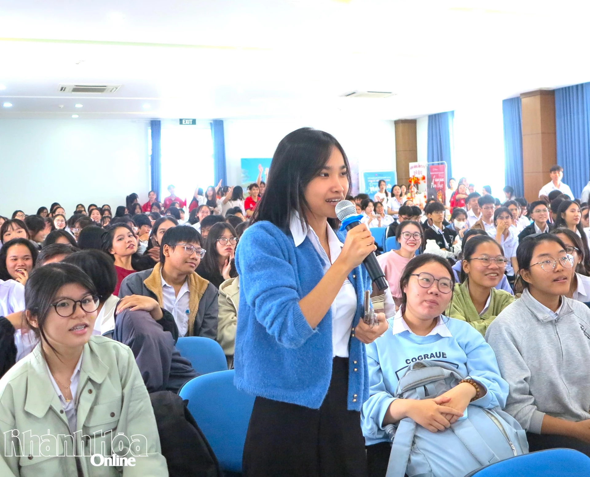 Học sinh giao lưu, trả lời câu hỏi tại ngày hội.