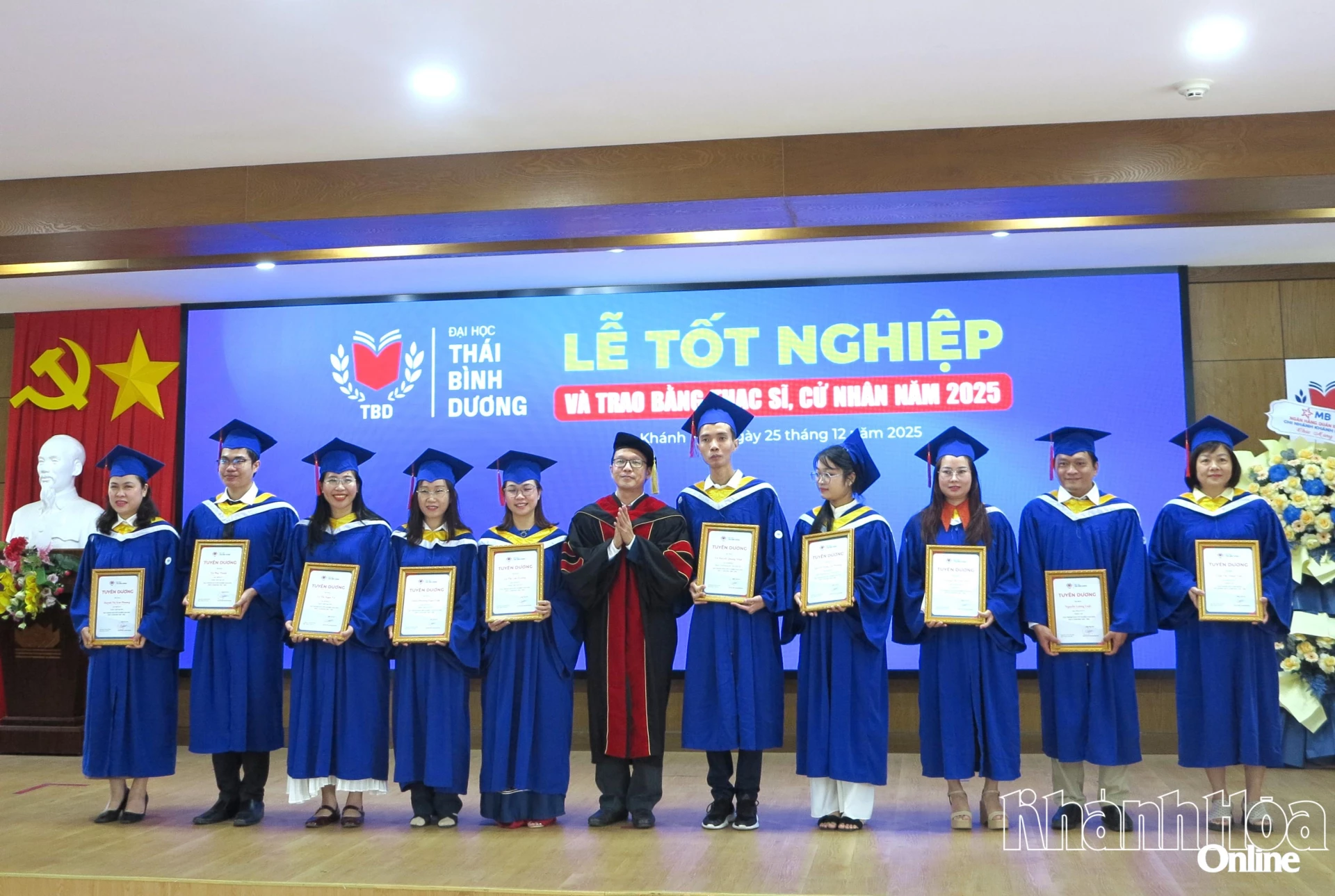 Ông Lê Anh Vân - Phó Hiệu trưởng nhà trường trao giấy khen cho các sinh viên tốt nghiệp loại xuất sắc và giỏi.