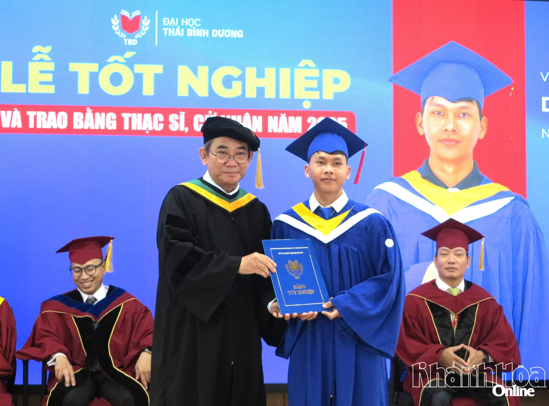 Nhà giáo Nhân dân, Phó Giáo sư, Tiến sĩ Hồ Thanh Phong trao bằng cử nhân cho sinh viên.