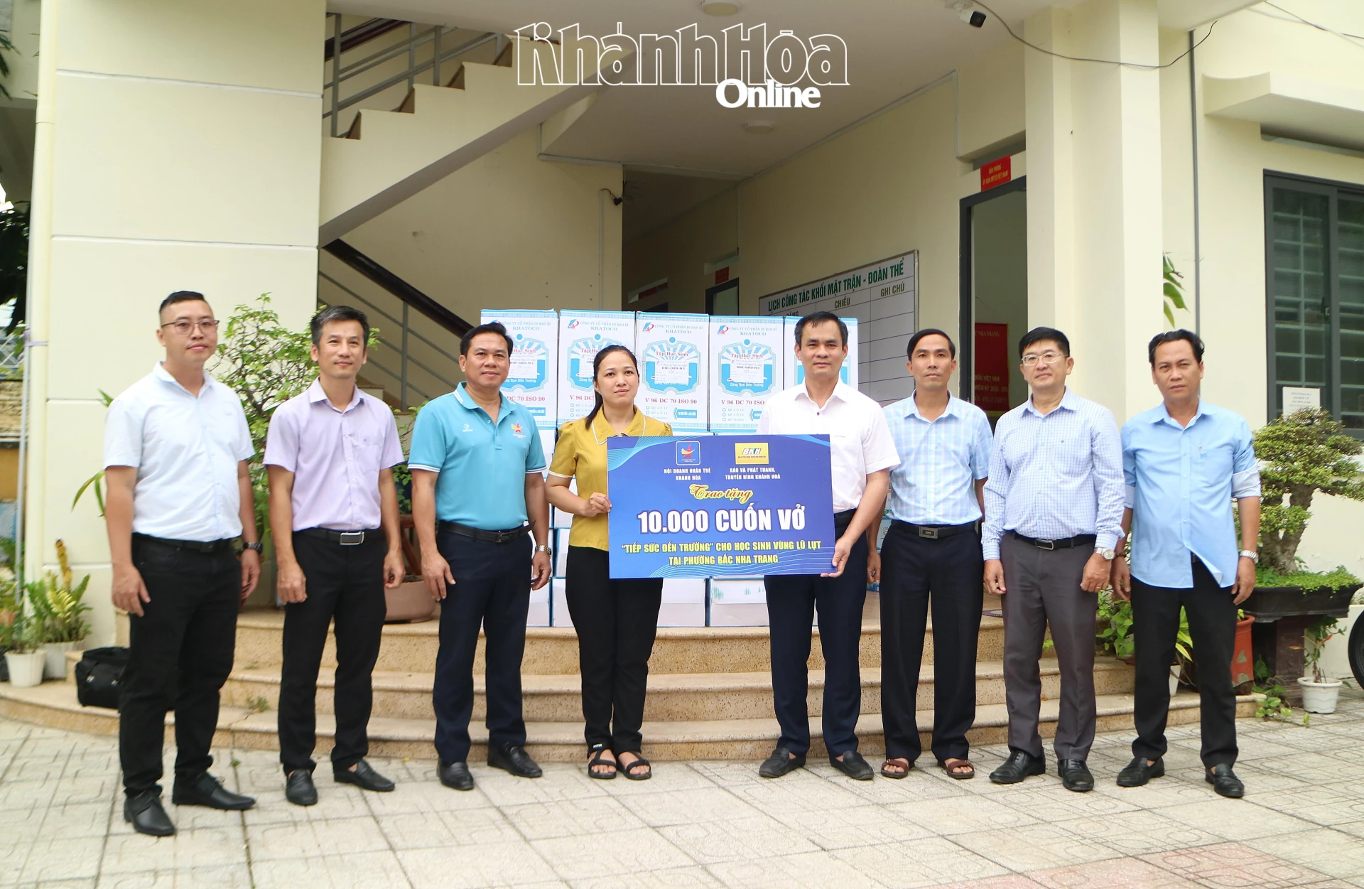 Lãnh đạo Báo và Phát thanh, Truyền hình Khánh Hòa cùng Hội Doanh nhân trẻ Khánh Hoà trao 6.000 cuốn vở cho UBND phường Bắc Nha Trang.