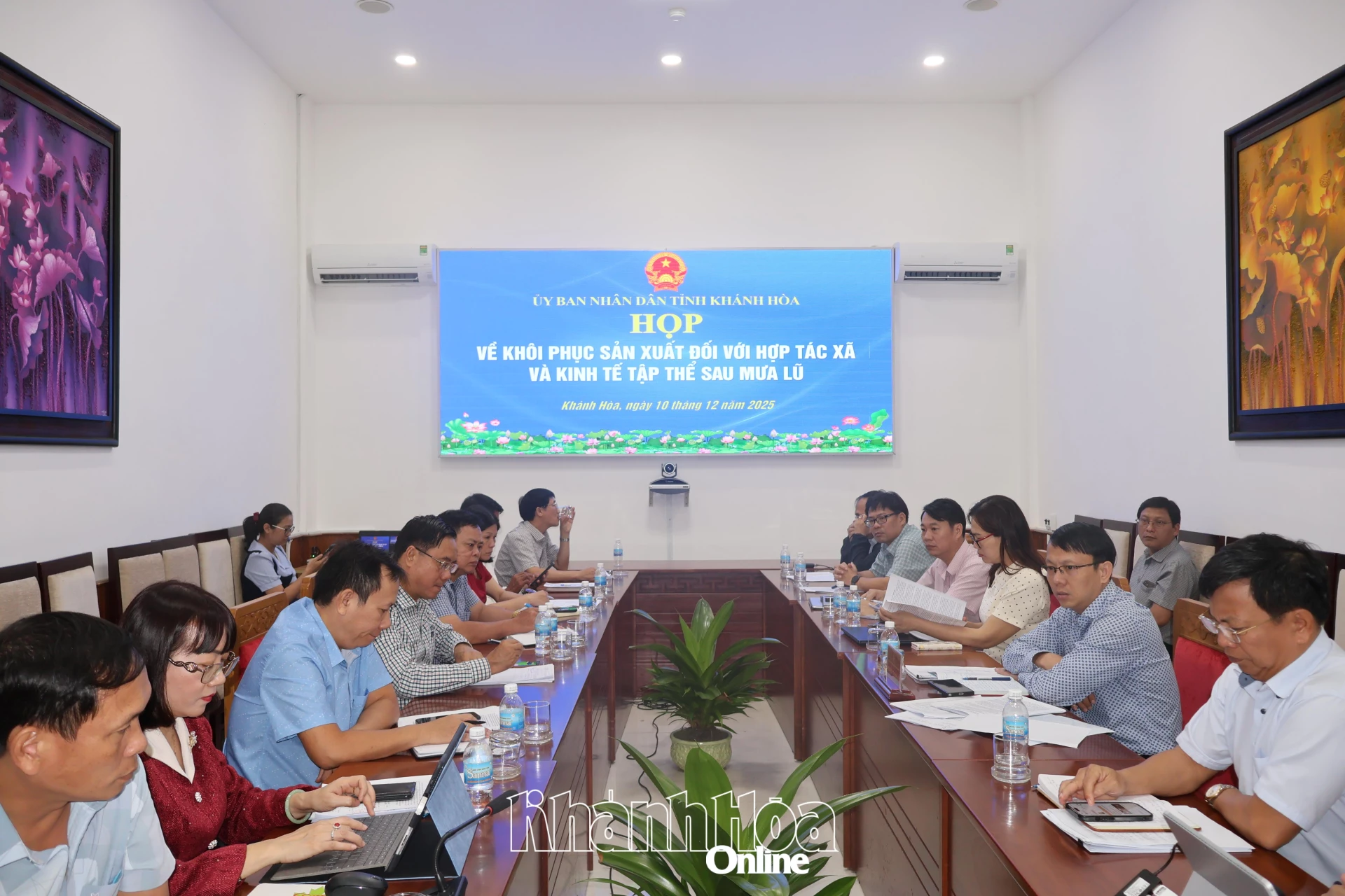 Quang cảnh cuộc họp.