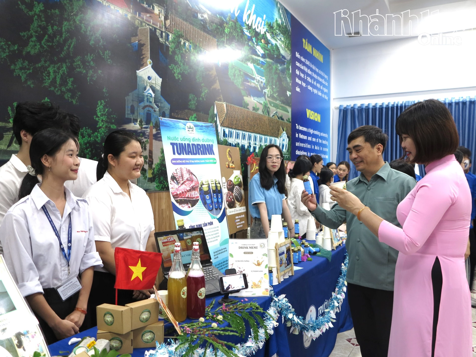 Không gian trưng bày sản phẩm dự thi của các nhóm sinh viên.