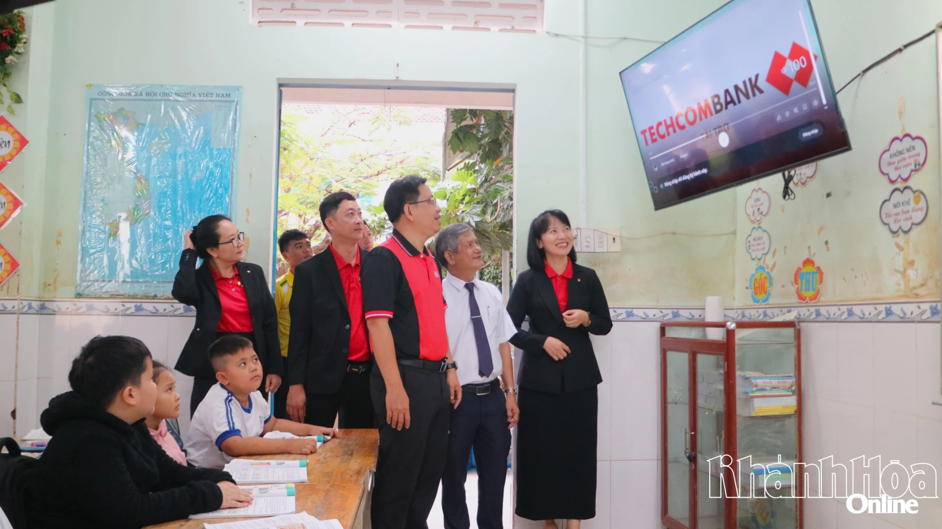 Lãnh đạo Báo và Phát thanh, Truyền hình Khánh Hòa, đại diện Techcombank tại phòng học lắp đặt tivi mới.