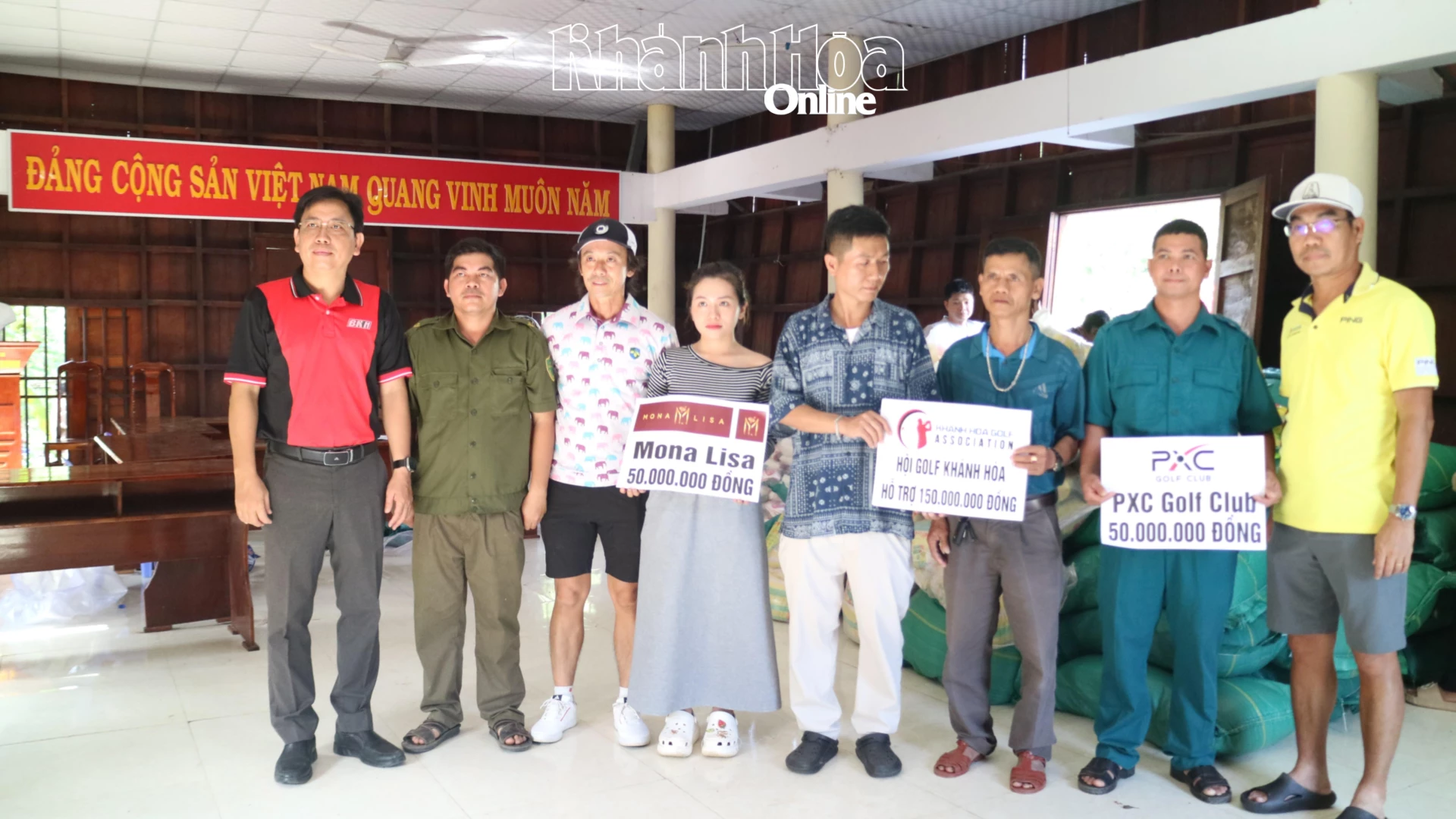 Lãnh đạo Báo và Phát thanh, Truyền hình Khánh Hòa cùng đại diện Hội Golf Khánh Hòa trao quà hỗ trợ cho đại diện xã Nam Khánh Vĩnh.
