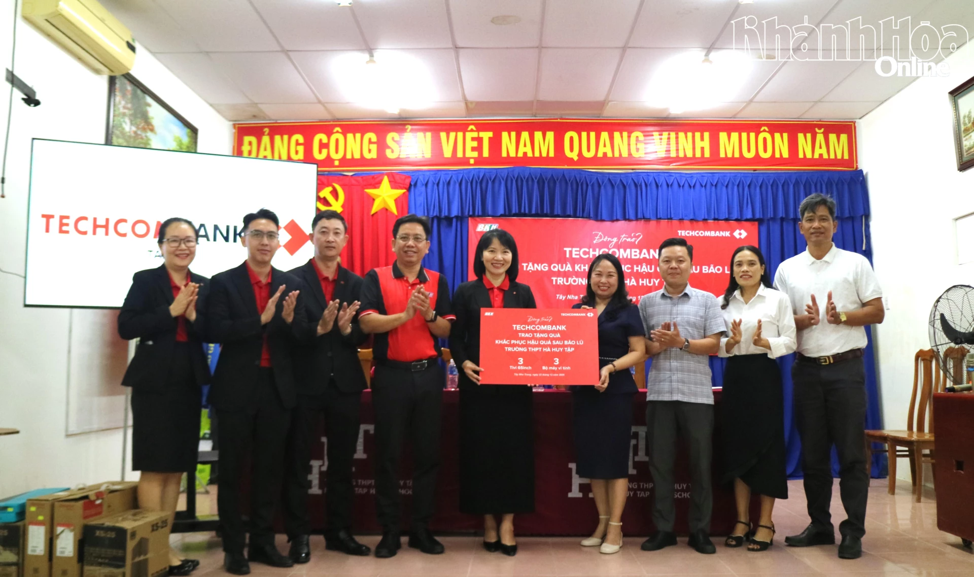 Trao tặng 3 bộ máy tính, 3 tivi cho Trường THPT Hà Huy Tập.