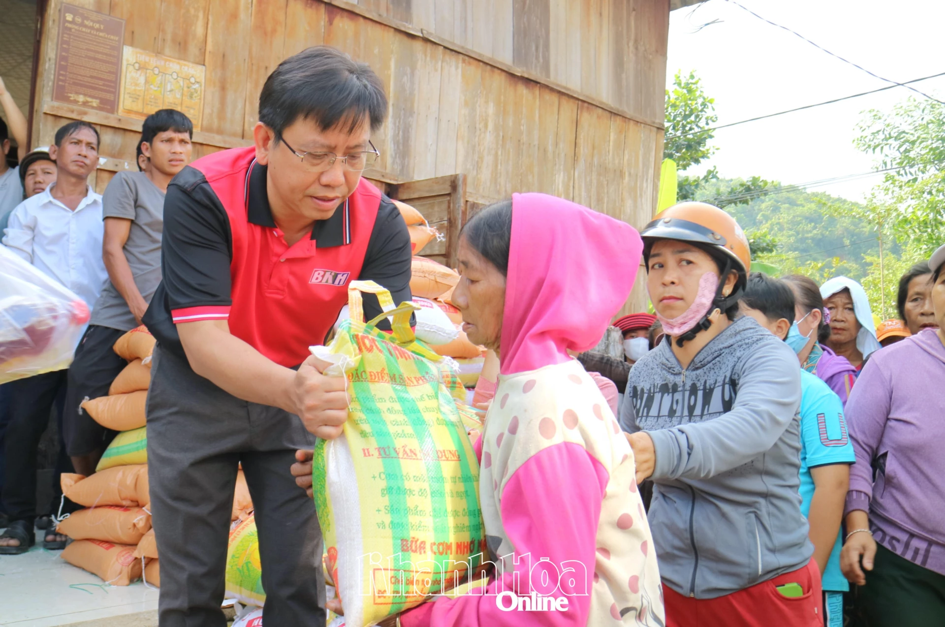 Lãnh đạo Báo và Phát thanh, Truyền hình Khánh Hòa trao quà hỗ trợ người dân thôn Bố Lang, xã Nam Khánh Vĩnh.