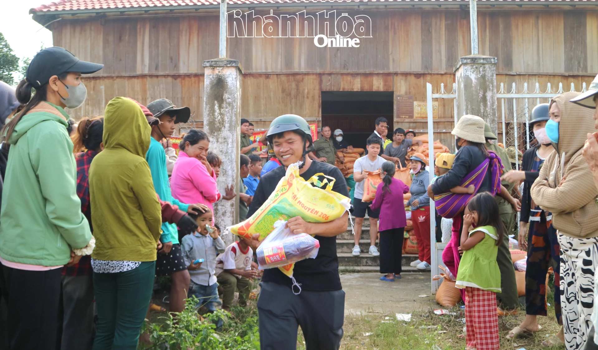 Niềm vui của người dân khi nhận được quà. 