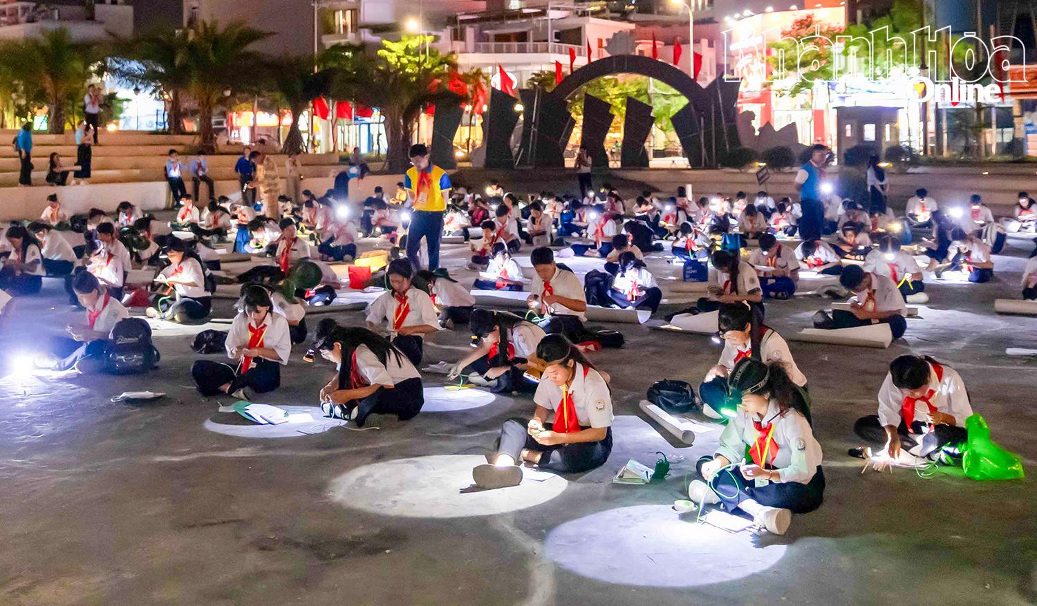 Các thí sinh thi kỹ năng công tác đội.