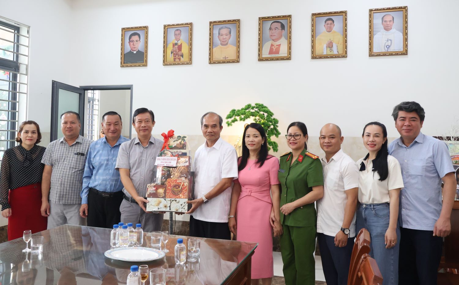 Đảng ủy xã Cam Lâm thăm, tặng quà chúc mừng Giáo xứ Tân Bình.