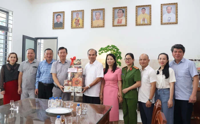 Xã Cam Lâm: Thăm, tặng quà các cơ sở tôn giáo nhân dịp Giáng sinh