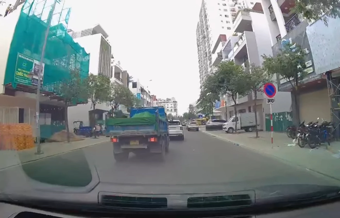 Xe tải vượt xe khác nhưng không có tín hiệu báo trước