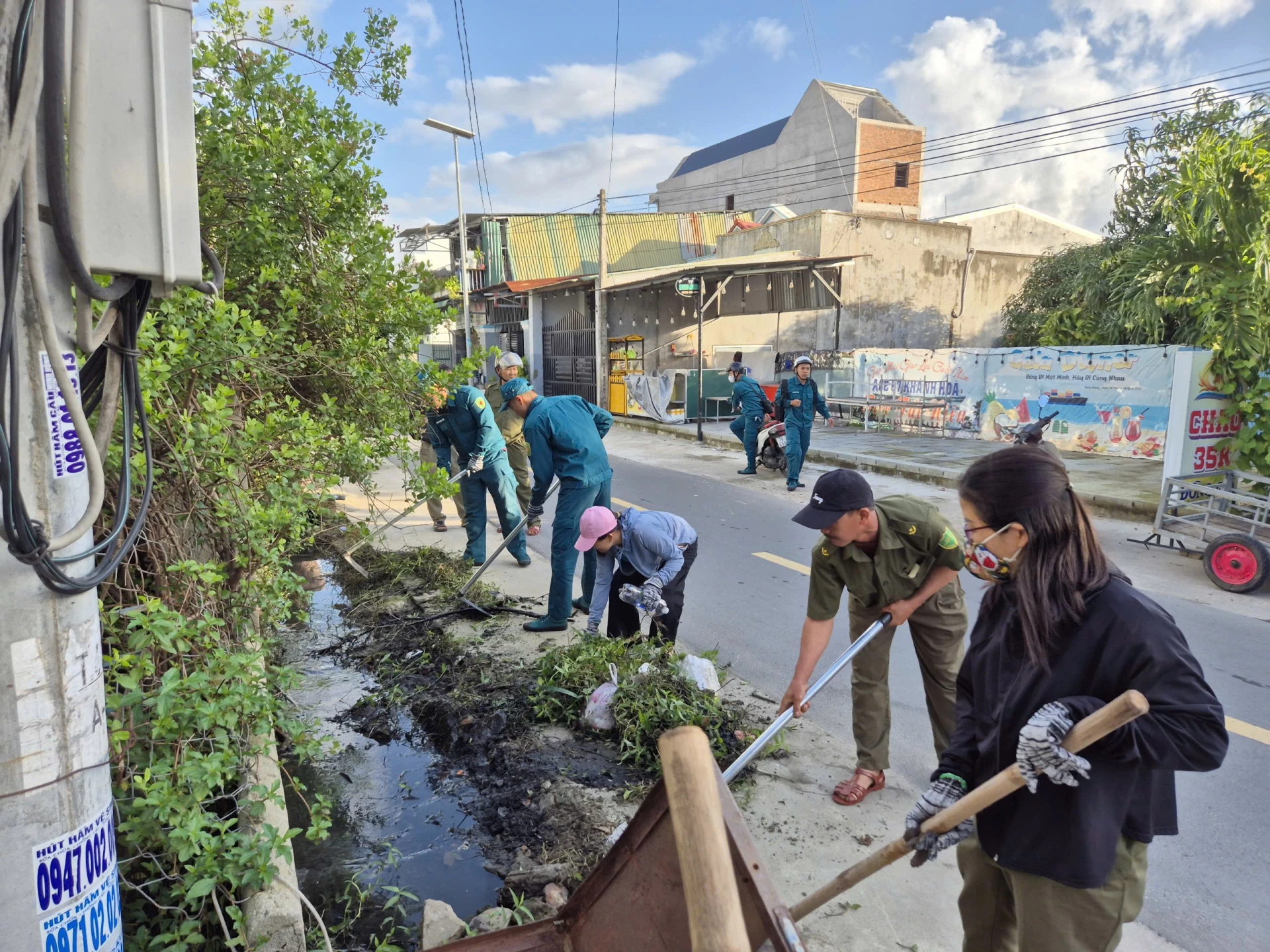 Lực lượng tham gia dọn vệ sinh, khơi thông mương thoát nước