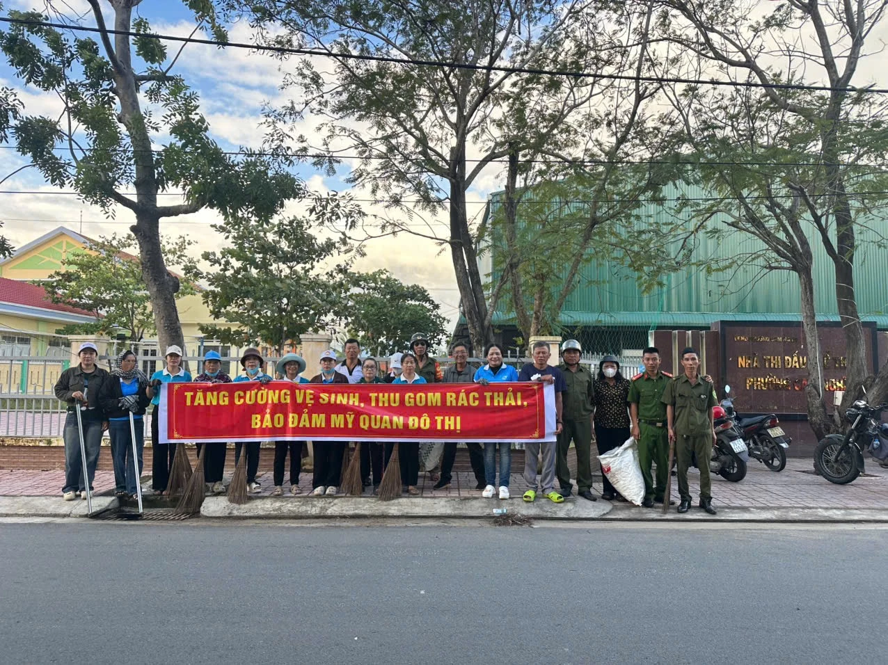Ra quân làm sạch đường phố