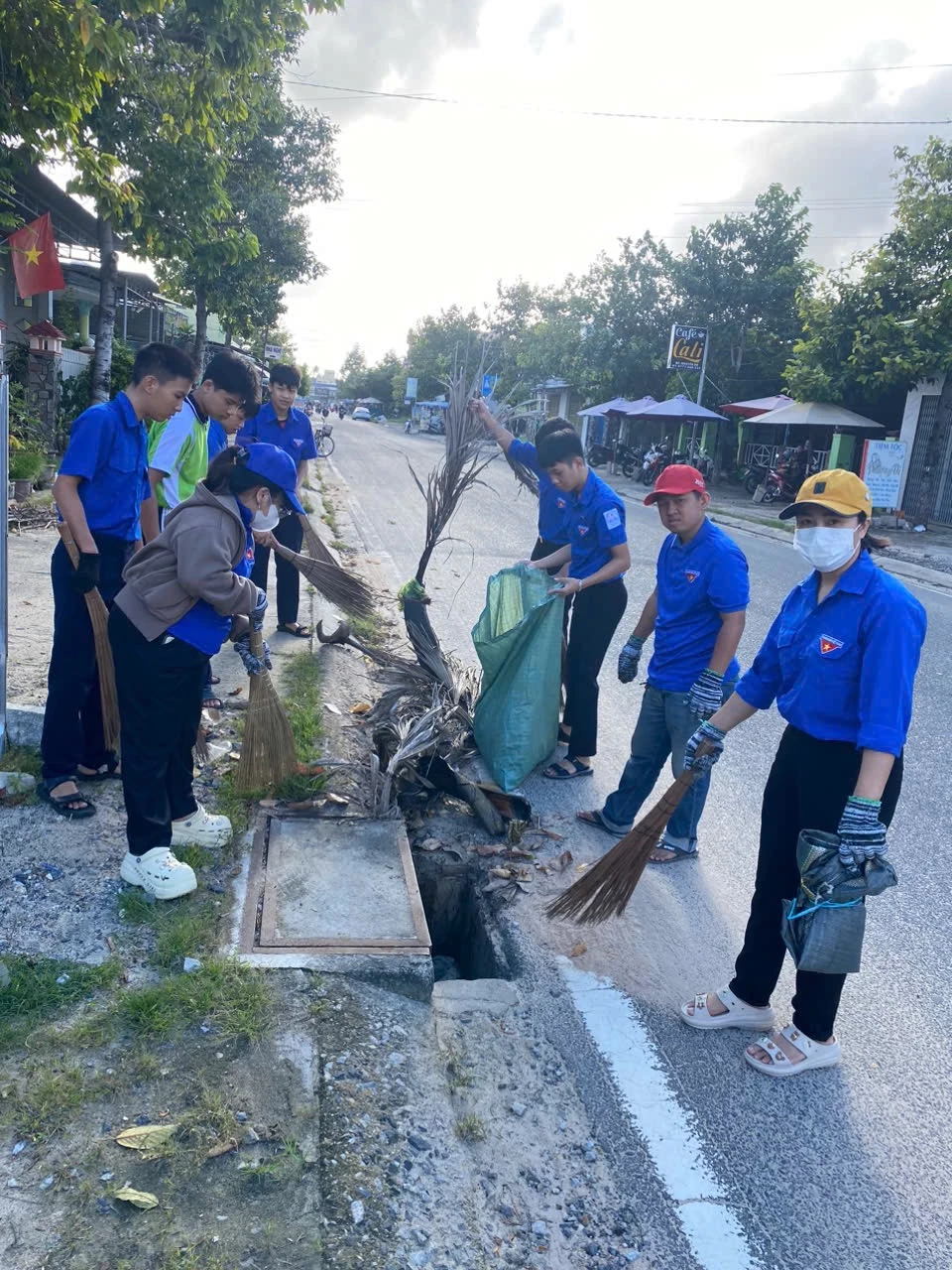 Đoàn viên Đoàn Thanh niên tham gia dọn vệ sinh