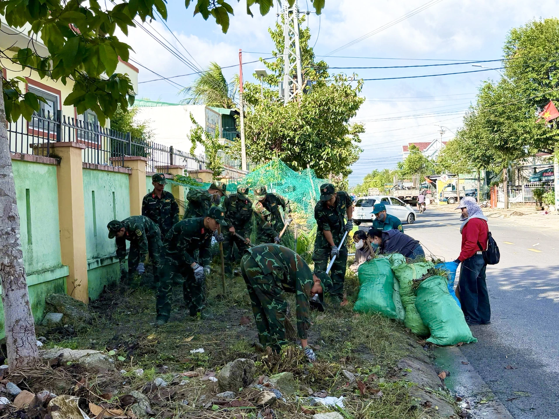 Lực lượng quân đội tham gia dọn vệ sinh