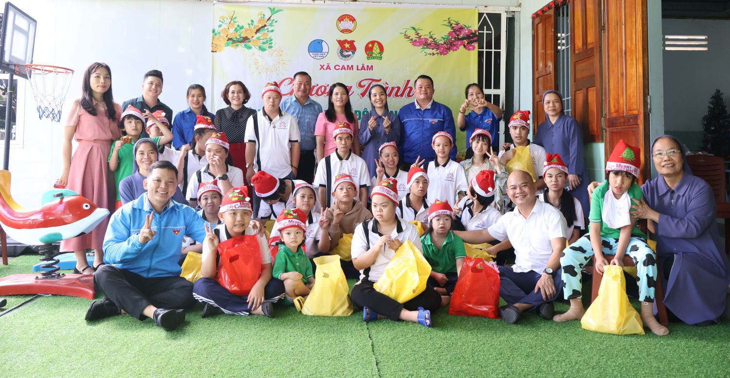 Đoàn thăm và tặng quà cho các em nhỏ tại Hơi ấm Thừa Sai,