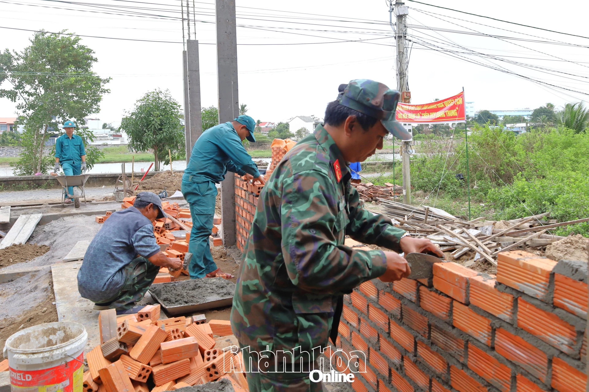 Trung tá Lê Đức Trung vừa chỉ huy công trình, vừa trực tiếp xây dựng nhà cho gia đình bà Lê Thị Tuyết (phường Nam Nha Trang).
