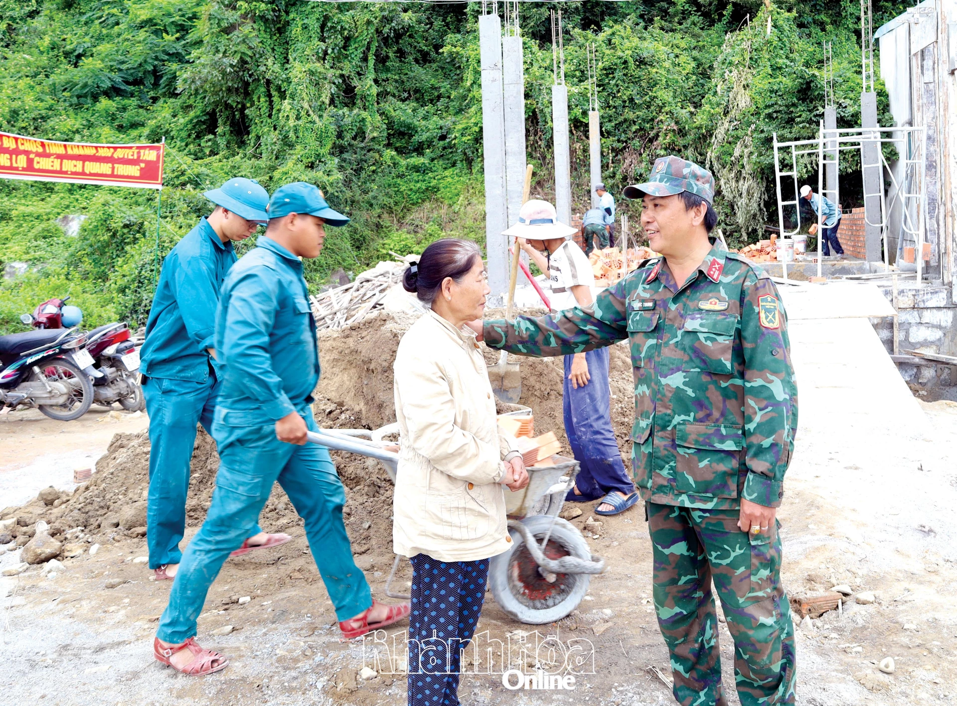 Trung tá Lê Đức Trung động viên và trao đổi công việc với bà Lê Thị Tuyết.