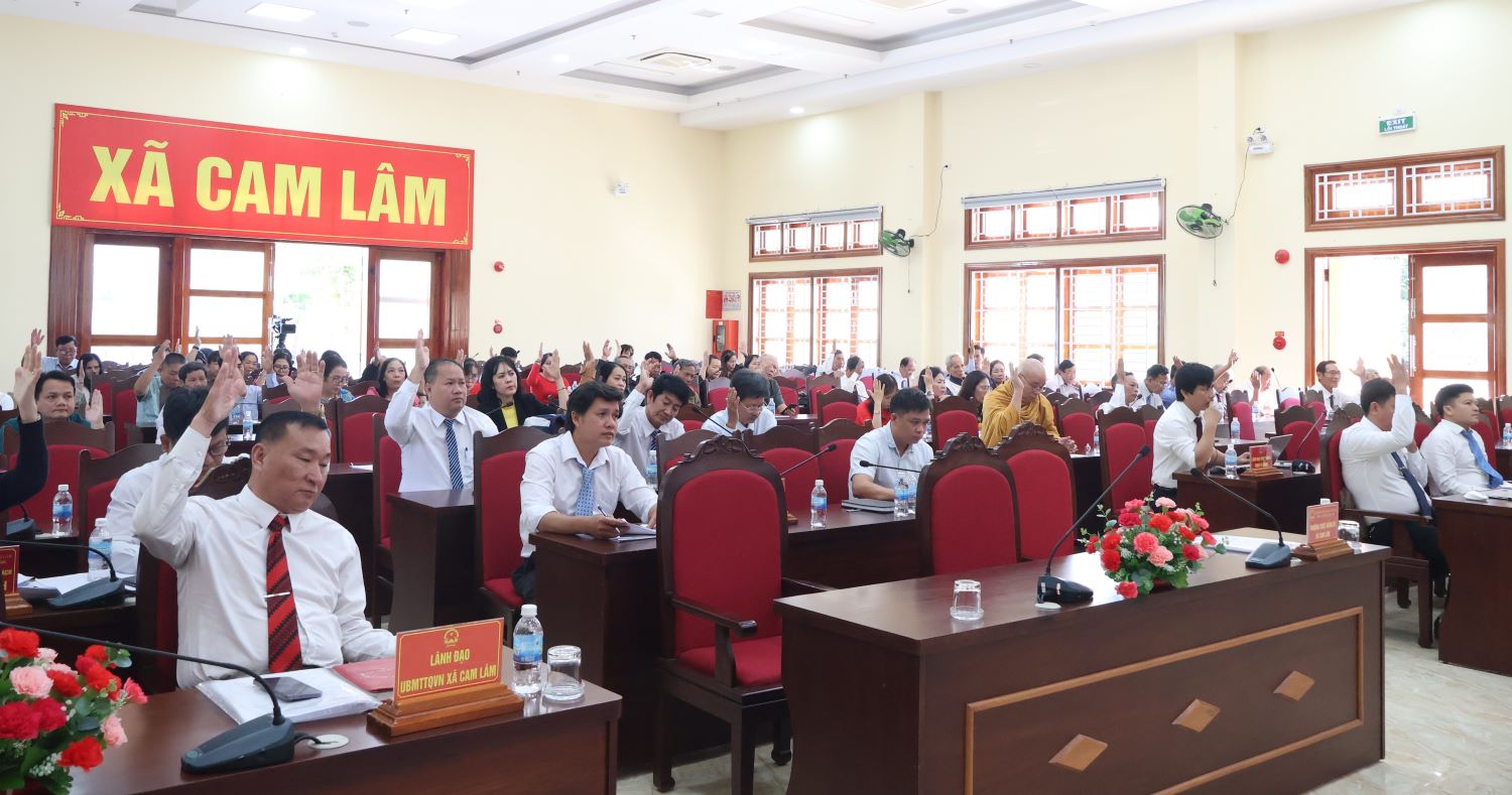 Các đại biểu HĐND xã Cam Lâm biểu quyết thông qua nghị quyết kỳ họp.