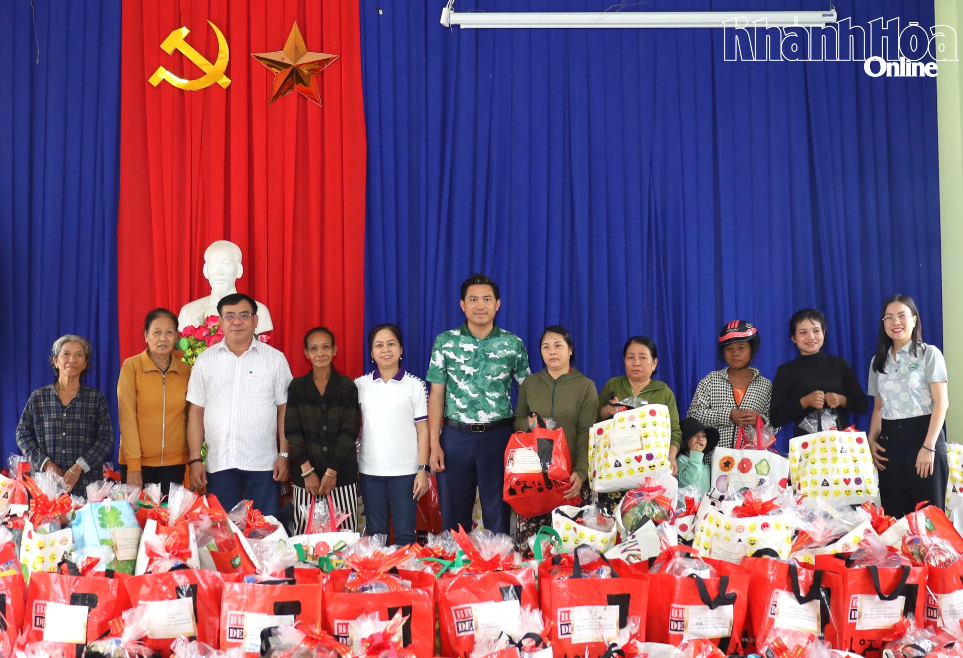 Lãnh đạo địa phương và đại diện đơn vị trao quà tặng người dân.