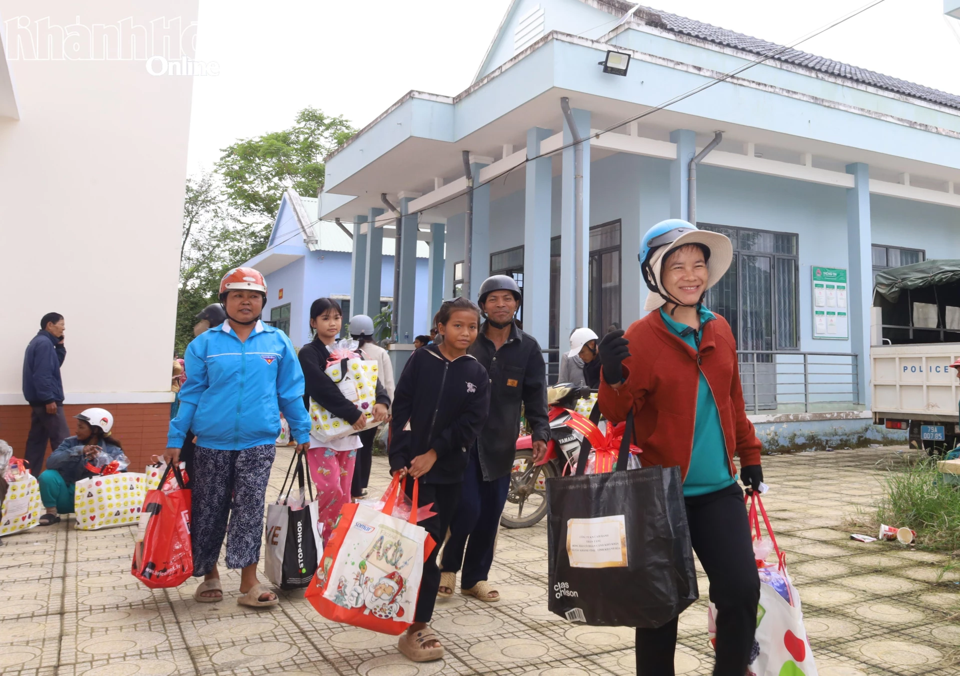 Niềm vui của người dân khi được tặng quà Tết sớm.