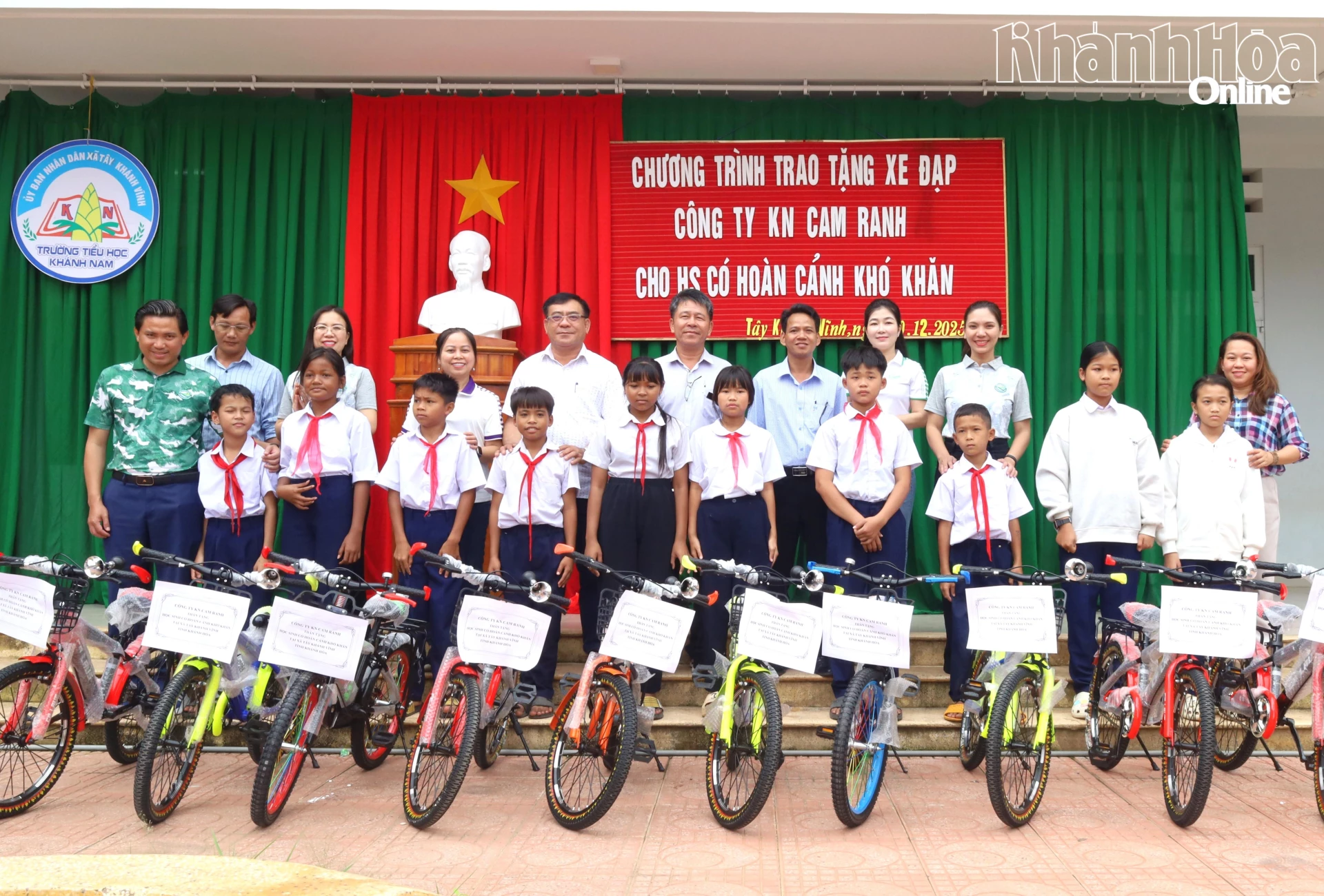 Lãnh đạo địa phương và đại diện các đơn vị trao tặng xe đạp cho các em học sinh Trường Tiểu học Khánh Nam.