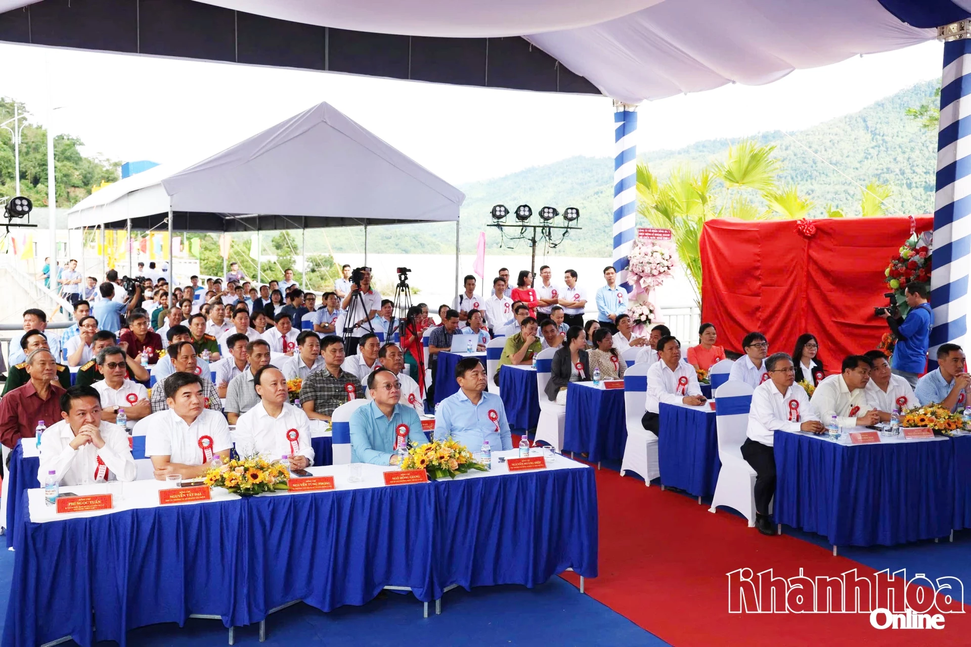 Thứ trưởng Nguyễn Hoàng Hiệp, Phó Chủ tịch UBND tỉnh Trần Hòa Nam và các đại biểu dự lễ khánh thành.