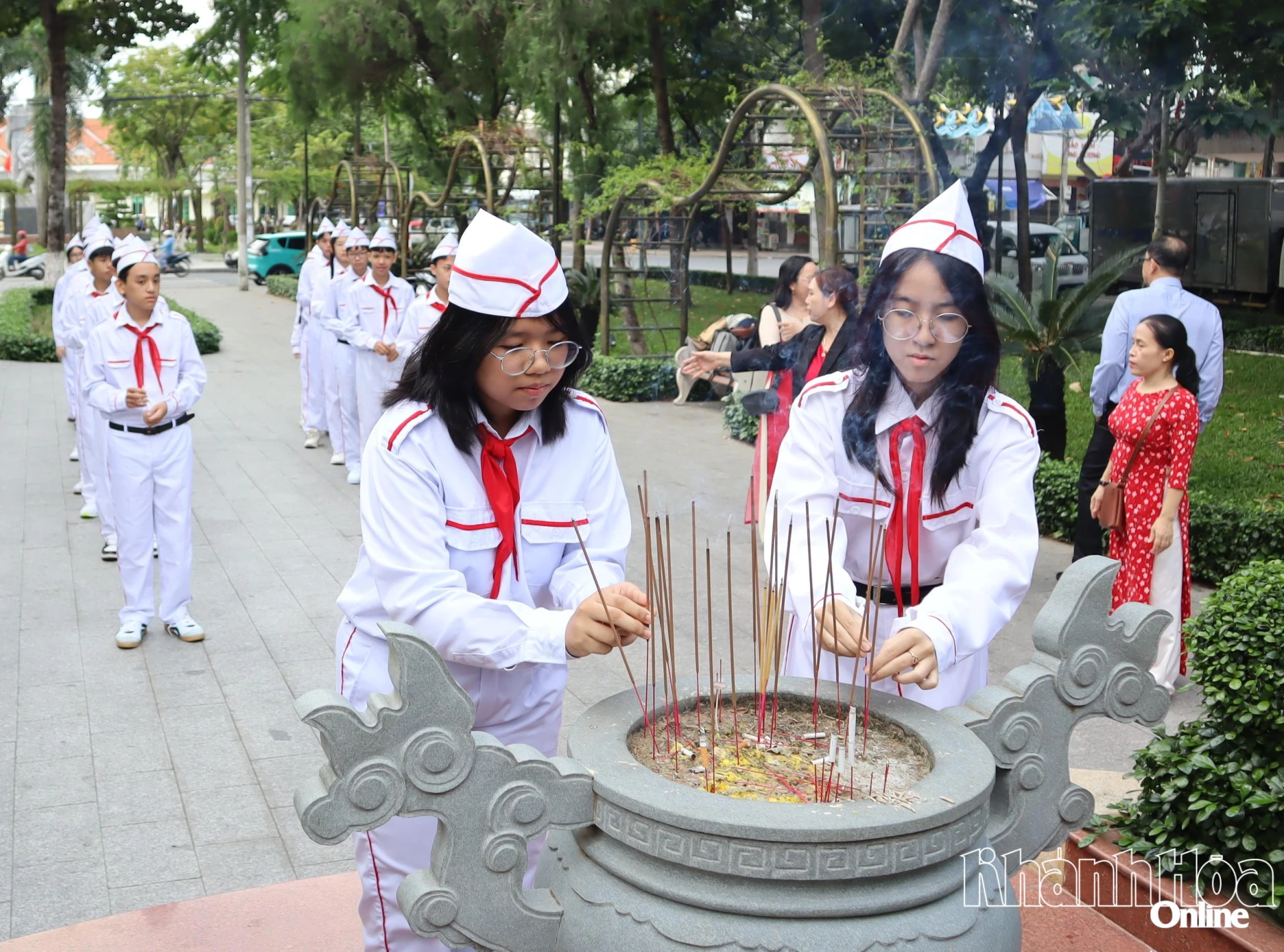 Học sinh Trường THCS Trưng Vương thắp hương tại Đài