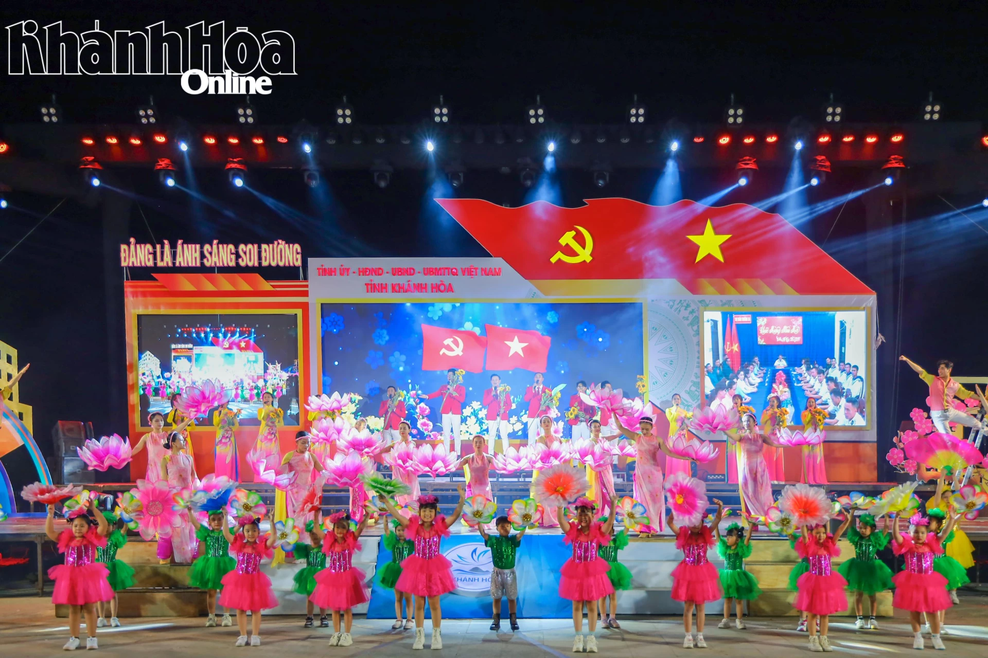 Chương trình biểu diễn nghệ thuật “Đảng là ánh sáng soi đường” được diễn ra tại Quảng trường 2 tháng 4 (phường Nha Trang).