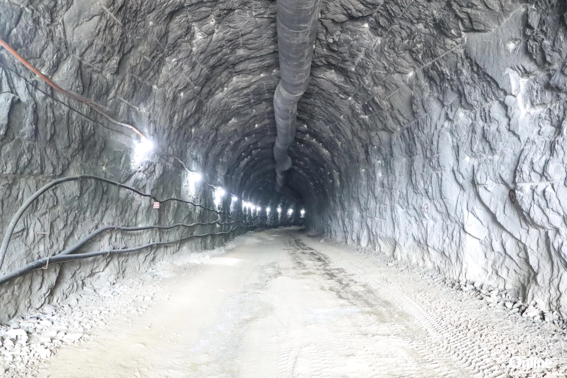 Bên trong một hầm ngách được đào sâu vào lòng núi.