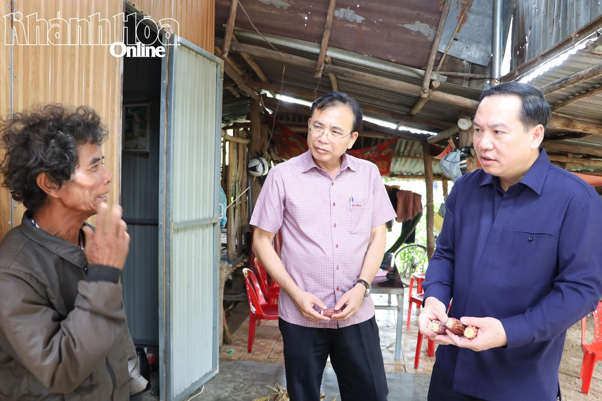 Đồng chí Hồ Xuân Trường - Phó Bí thư Thường trực Tỉnh ủy thăm hỏi, động viên người dân xã Bác Ái khôi phục sản xuất sau mưa lũ.