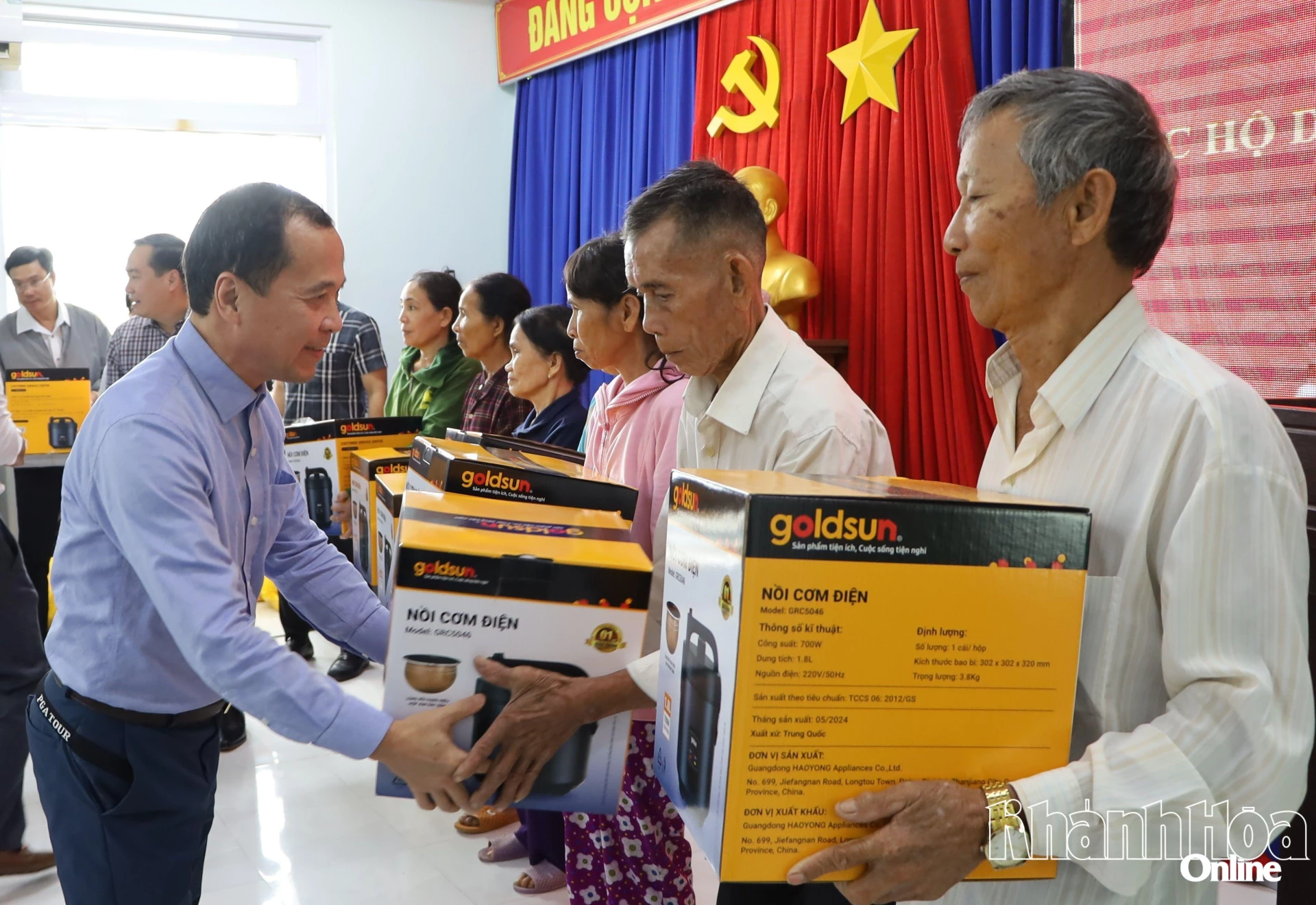 Đại diện Tổng Công ty Cổ phần Phát triển Nhà và Đô thị HUD
trao các sản phẩm đồ gia dụng hỗ trợ người dân vùng lũ phường Hòa Thắng.