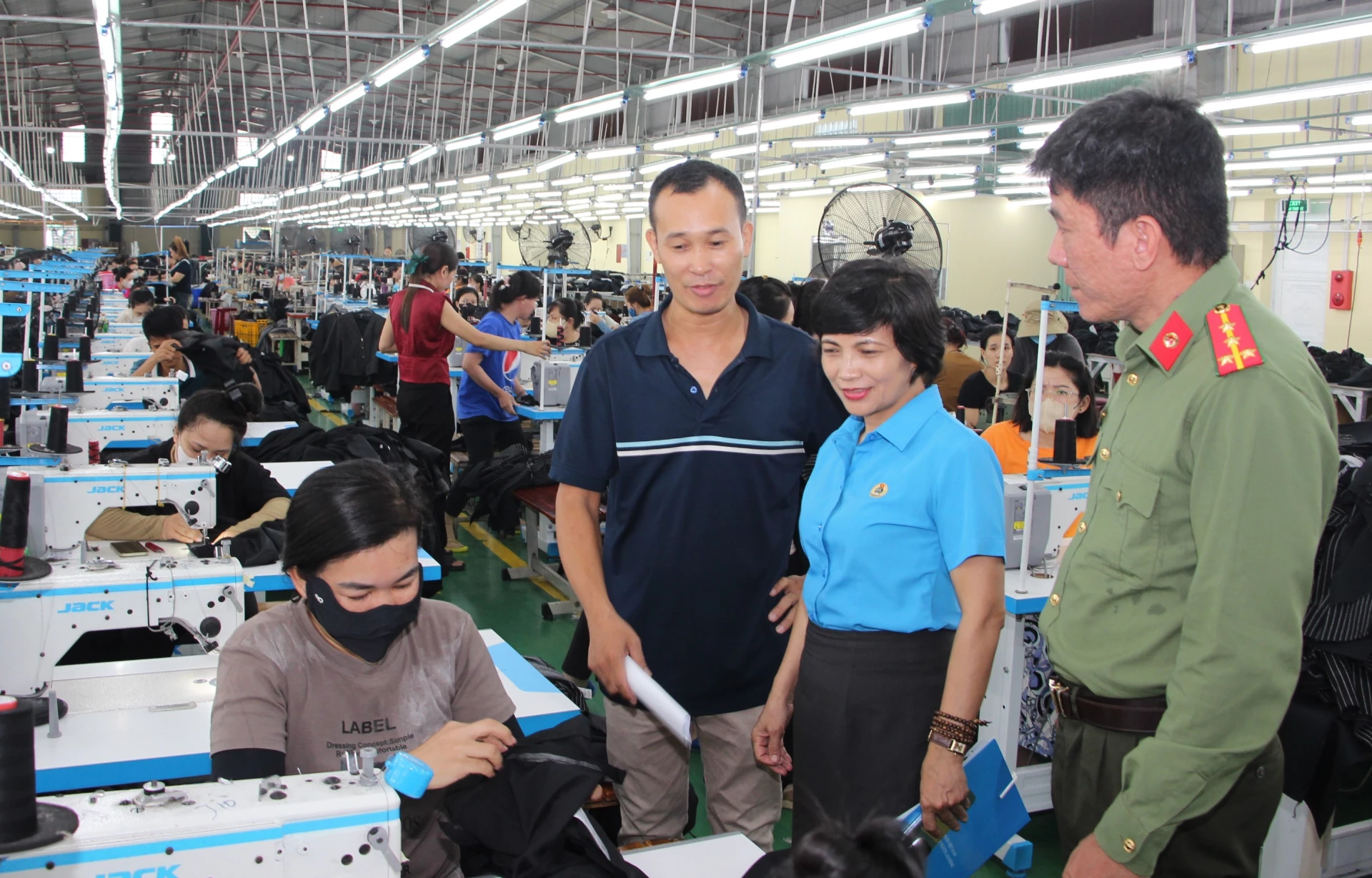Cán bộ công đoàn thường xuyên thăm hỏi điều kiện việc làm của công nhân trong các khu, cụm công nghiệp.