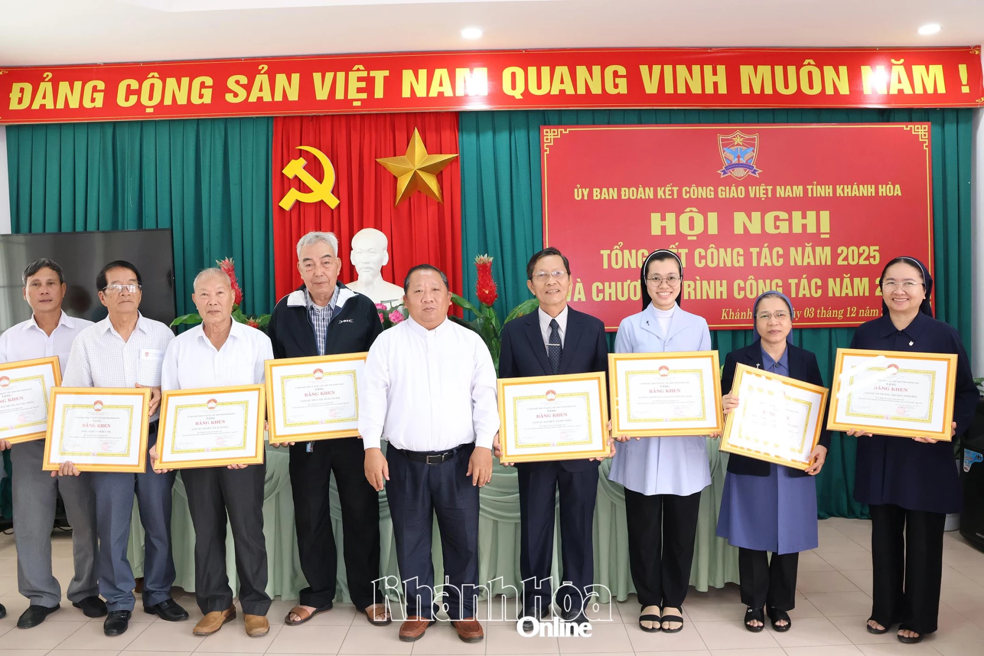 Trao bằng khen cho các tập thể có thành tích xuất sắc trong phong trào toàn dân đoàn kết xây dựng nông thôn mới, đô thị văn minh, sống tốt đời đẹp đạo năm 2025.