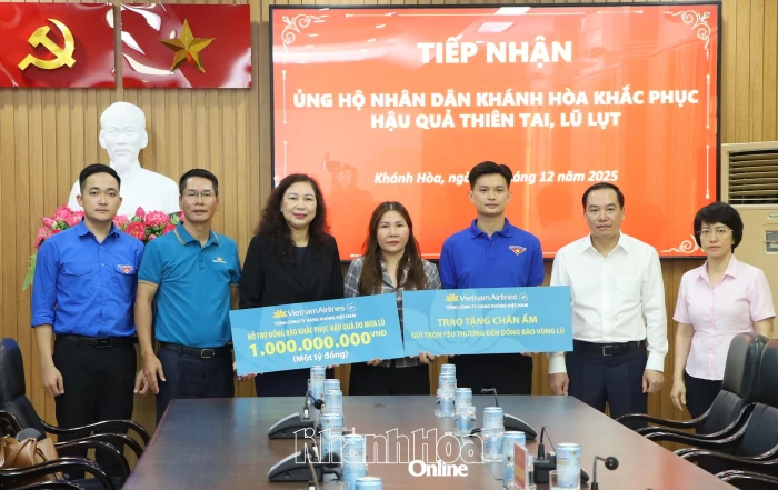 Các doanh nghiệp ủng hộ tỉnh Khánh Hòa 2 tỷ đồng và 2.000 chăn ấm khắc phục hậu quả thiên tai