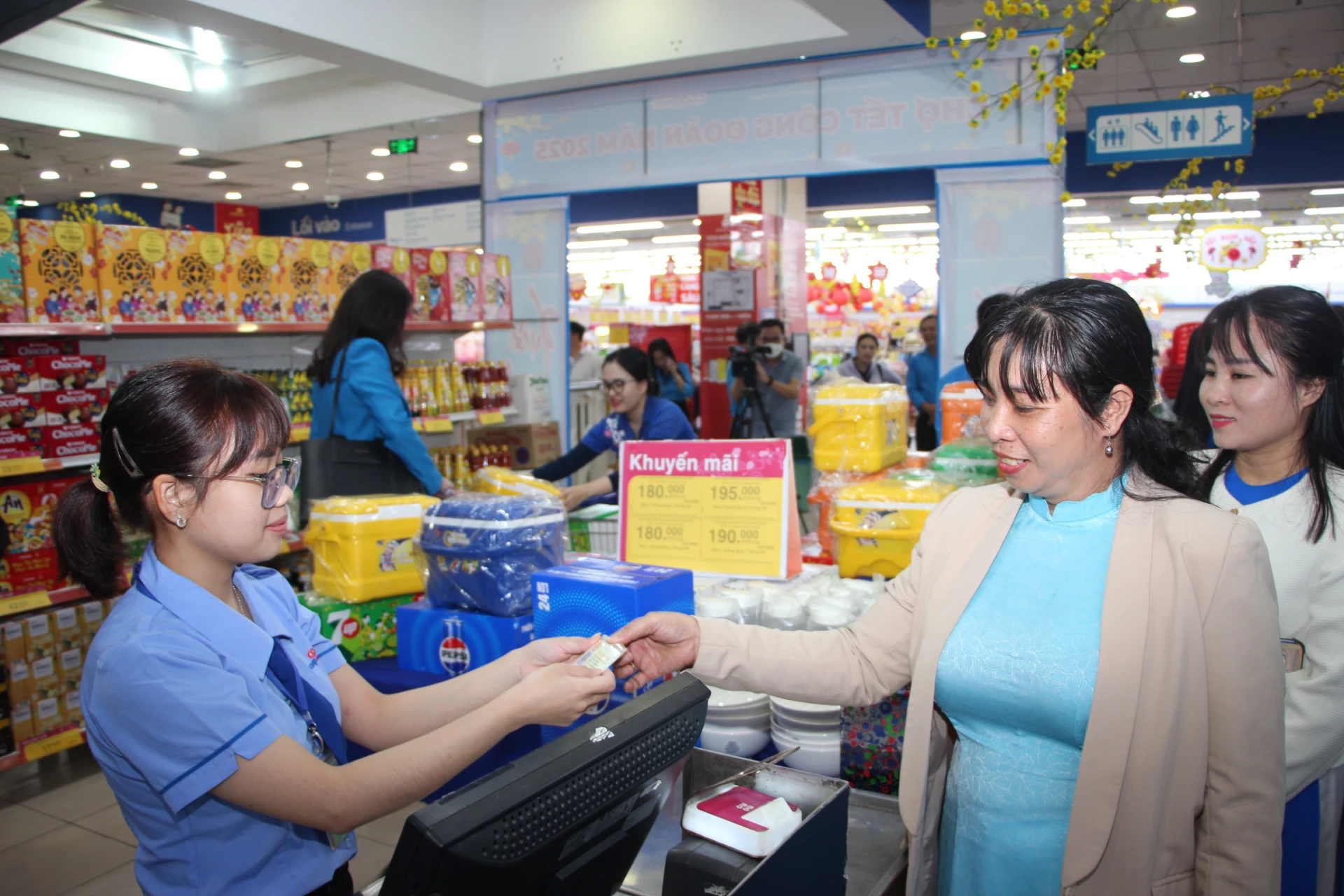 Đoàn viên, người lao động sử dụng thẻ đoàn viêm mua hàng giảm giá tại các siêu thị tham gia ký kết Chương trình phúc lợi đoàn viên.