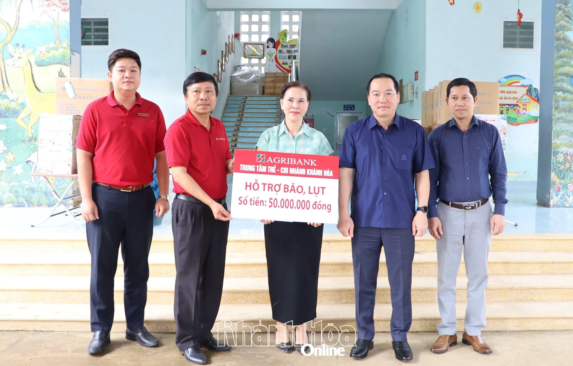 Đồng chí Hồ Xuân Trường chứng kiến Ngân hàng Nông thôn và Phát triển Nông thôn Việt Nam Chi nhánh Khánh Hòa trao hỗ trợ cho Trường Mầm non Hoa Lan.