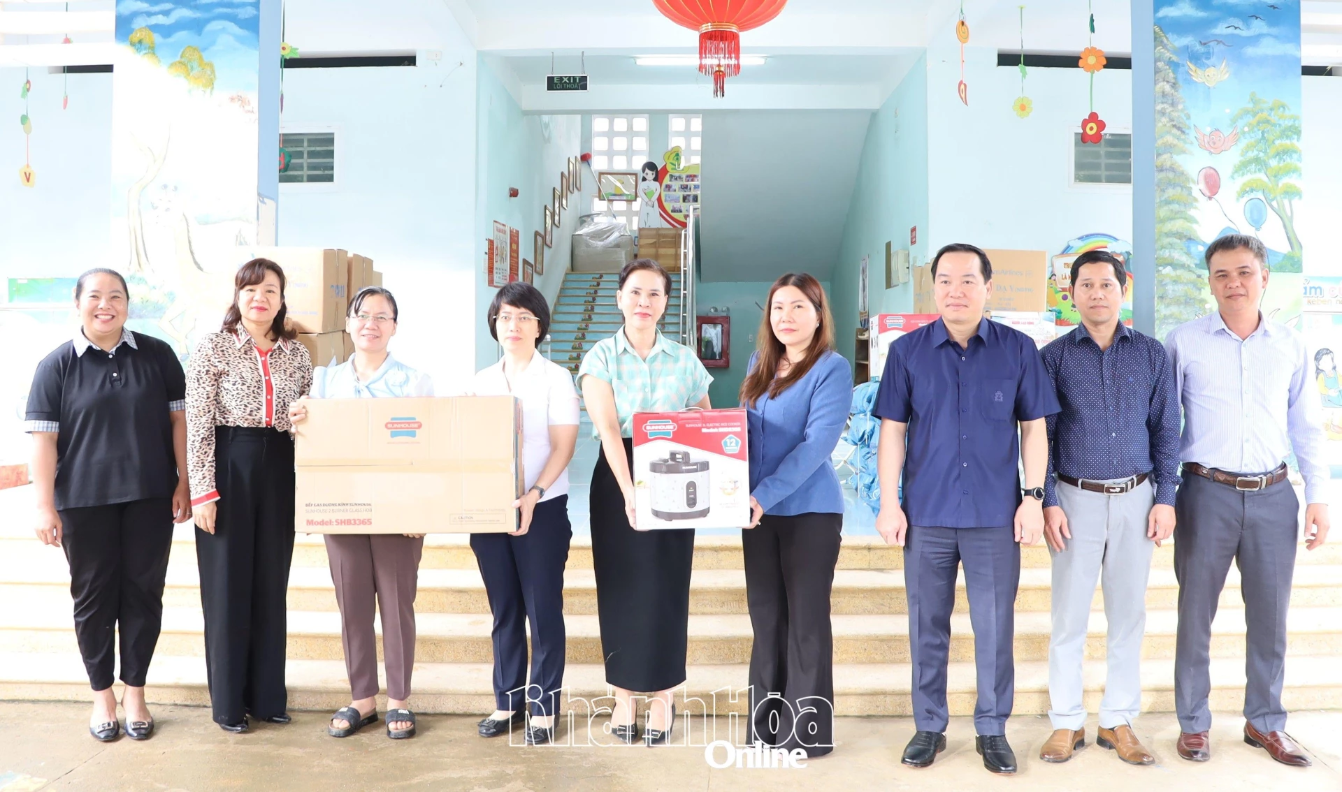 Đồng chí Hồ Xuân Trường cùng các đơn vị trao quà cho Trường Mầm non Hoa Lan.