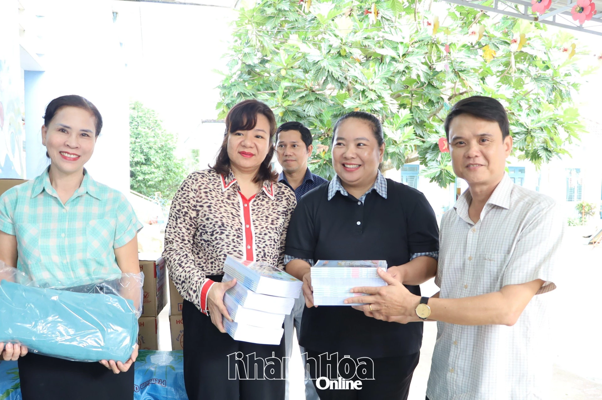 Lãnh đạo Văn phòng Tỉnh ủy và Sở Giáo dục và Đào tạo trao vở cho Trường Mầm non Hoa Lan.