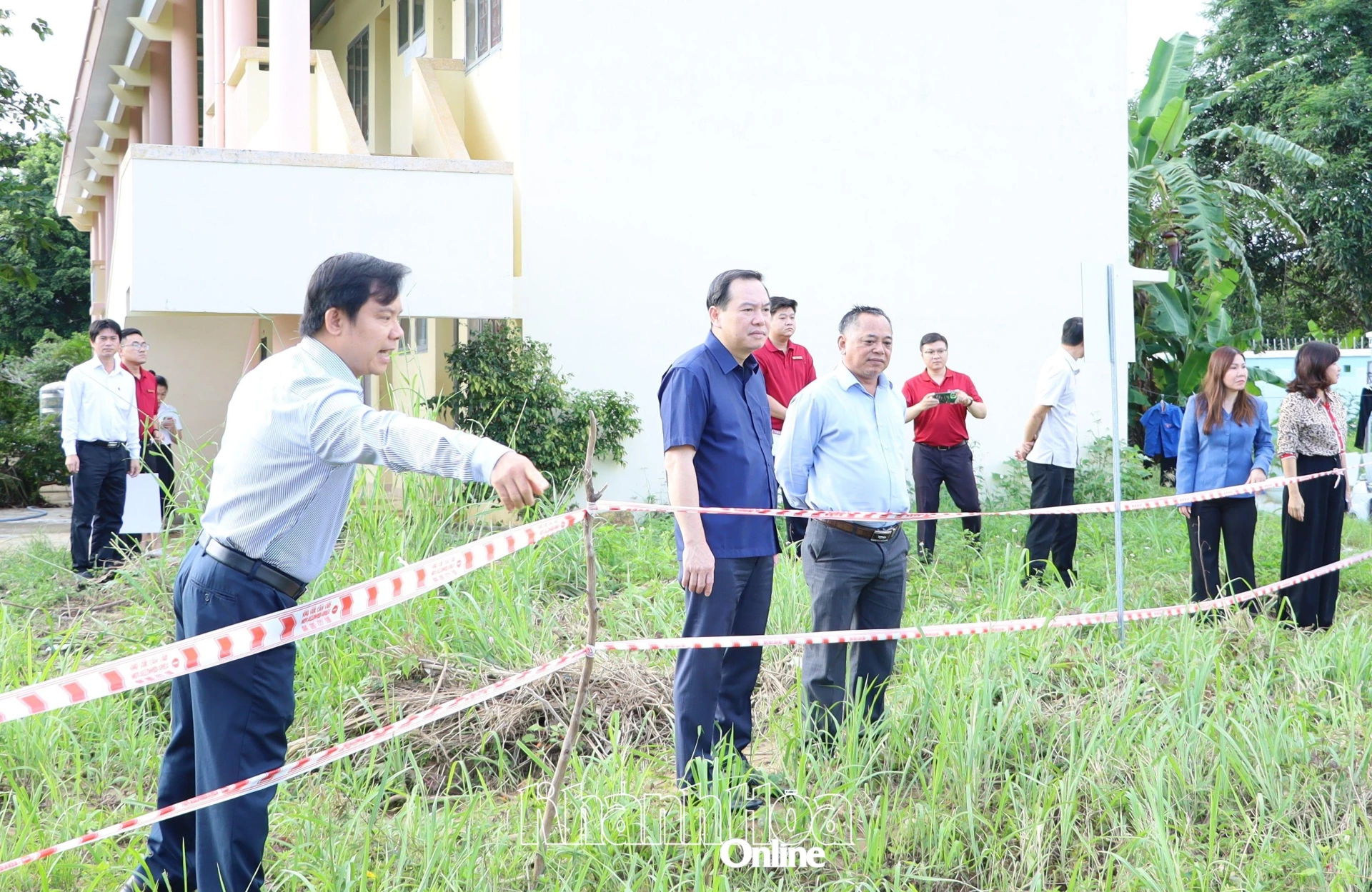 Đồng chí Hồ Xuân Trường kiểm tra các điểm sạt lở tại Trường Trung cấp nghề Dân tộc nội trú Khánh Vĩnh.